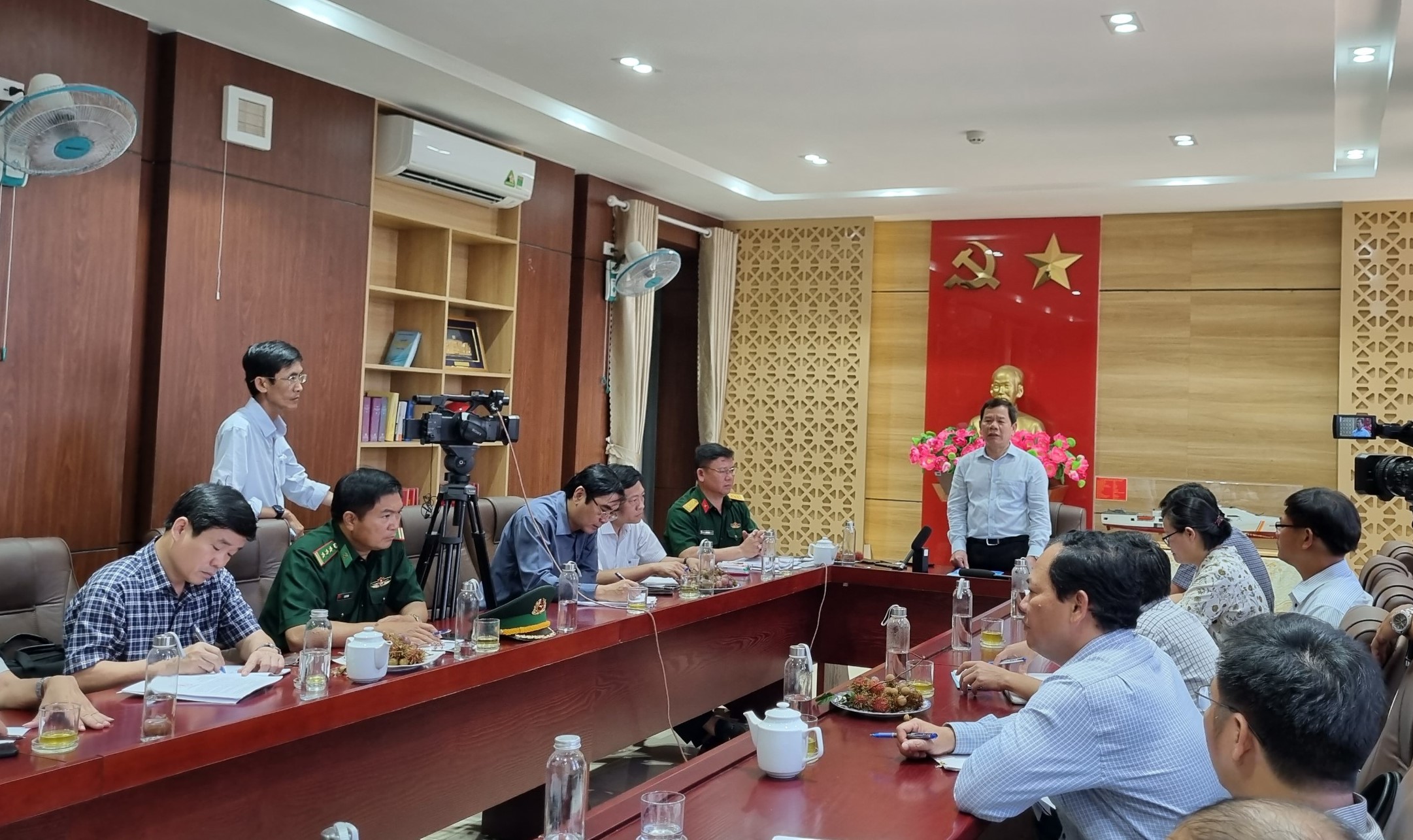 Chủ tịch UBND tỉnh Đặng Văn Minh làm việc với huyện Lý Sơn