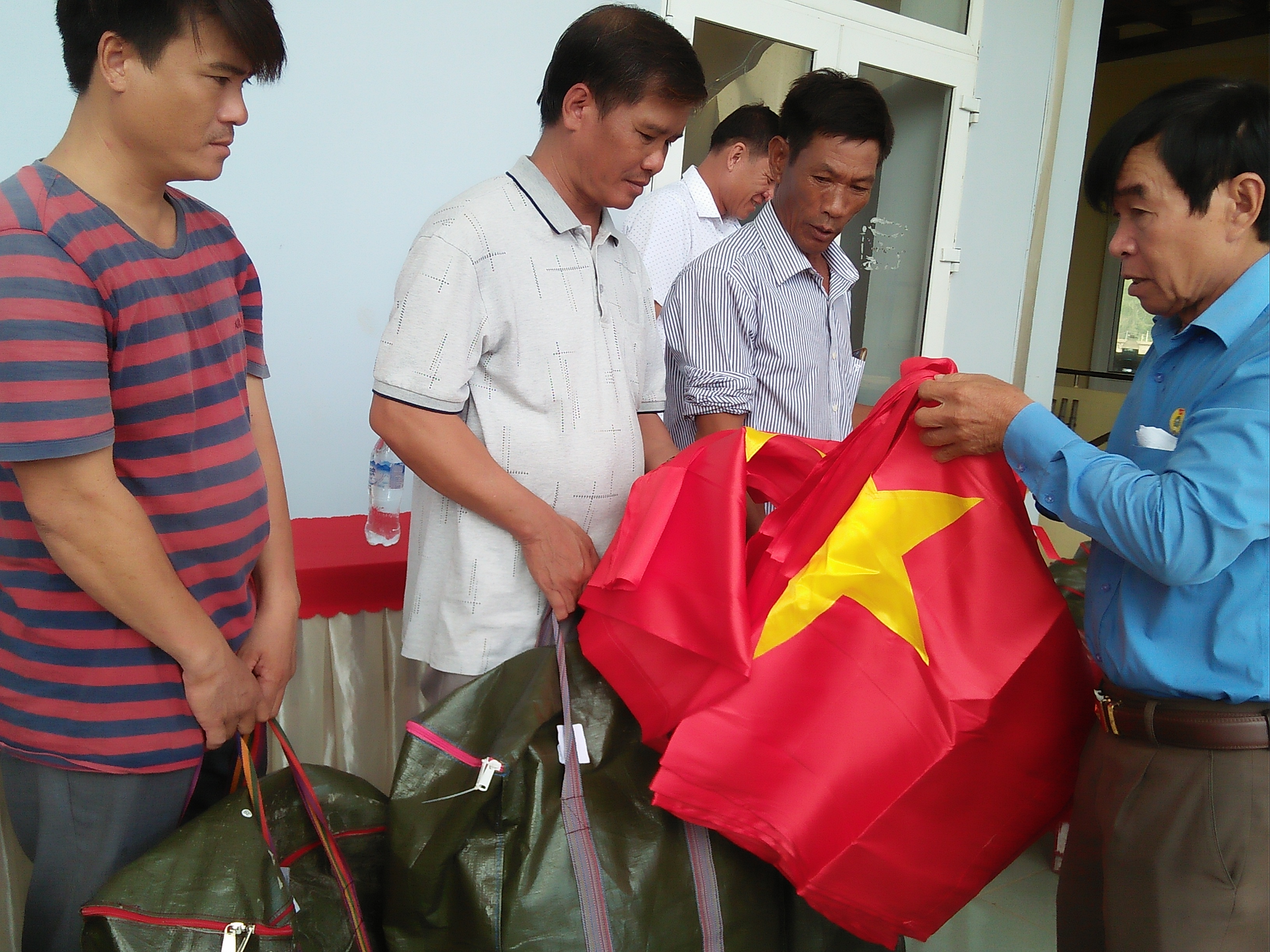 Trao quà của phu nhân nguyên Chủ tịch nước Trương Tấn Sang cho ngư dân Lý Sơn