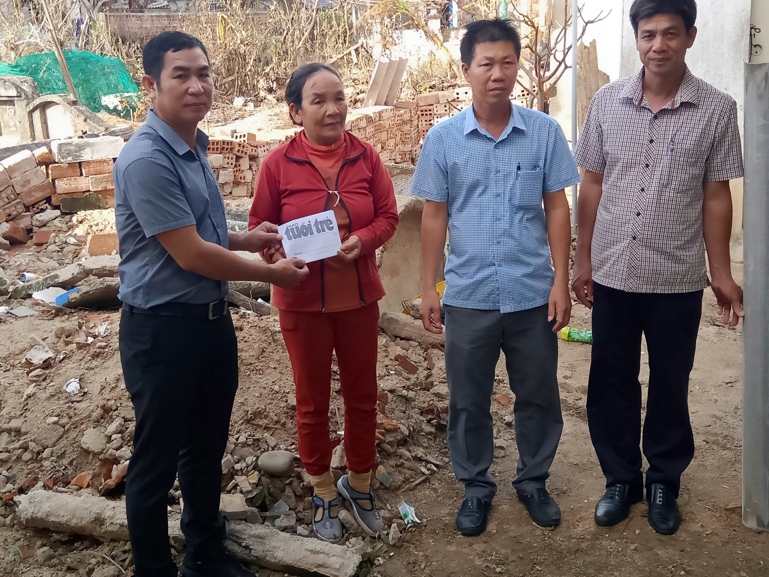 Báo Tuổi trẻ trao 5 suất quà cho hoàn cảnh khó khăn tại đảo Lý Sơn