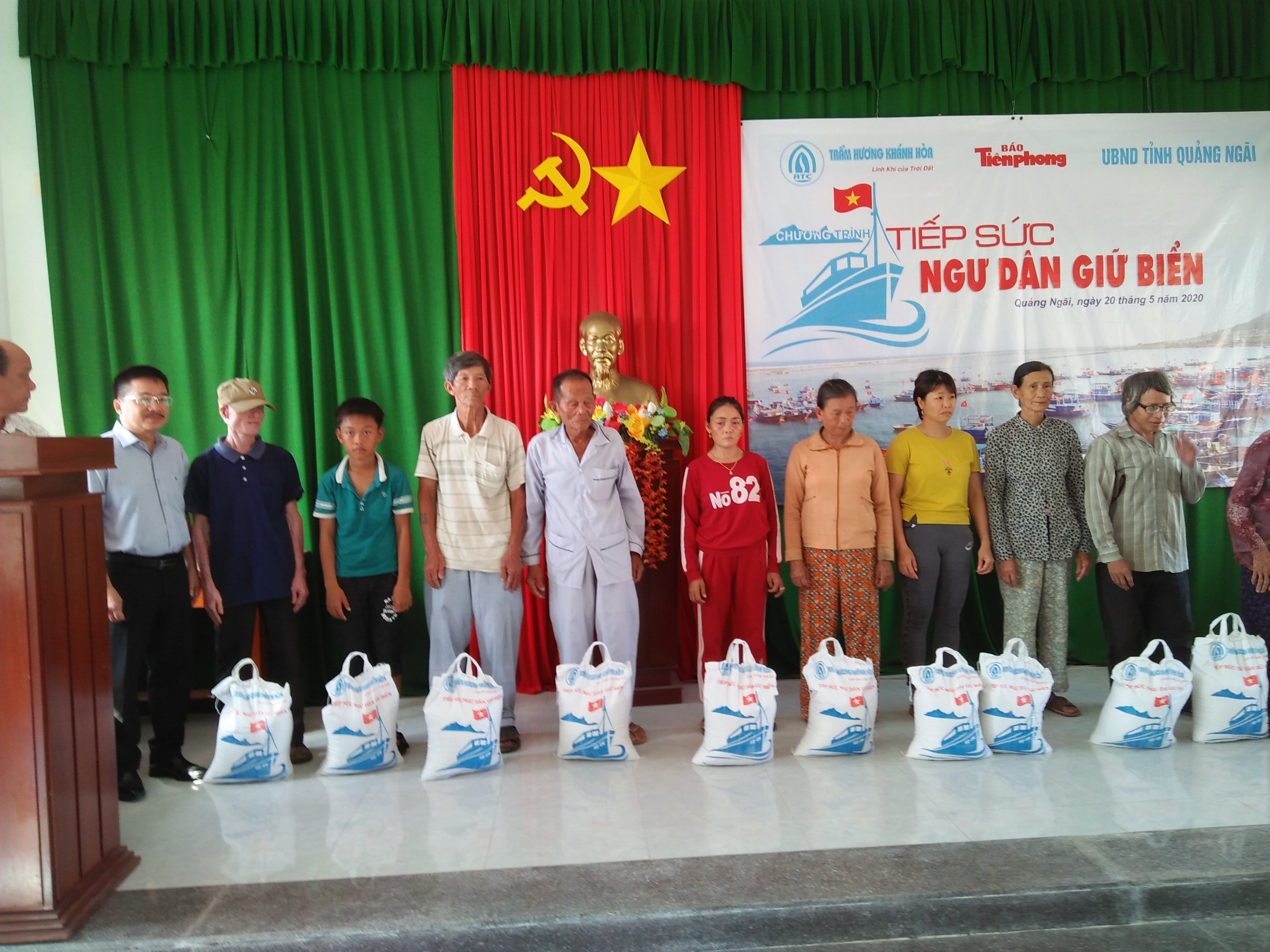 Lý Sơn: Trao quà cho người dân bị thiệt hại do bão số 9 và học sinh nghèo hiếu học