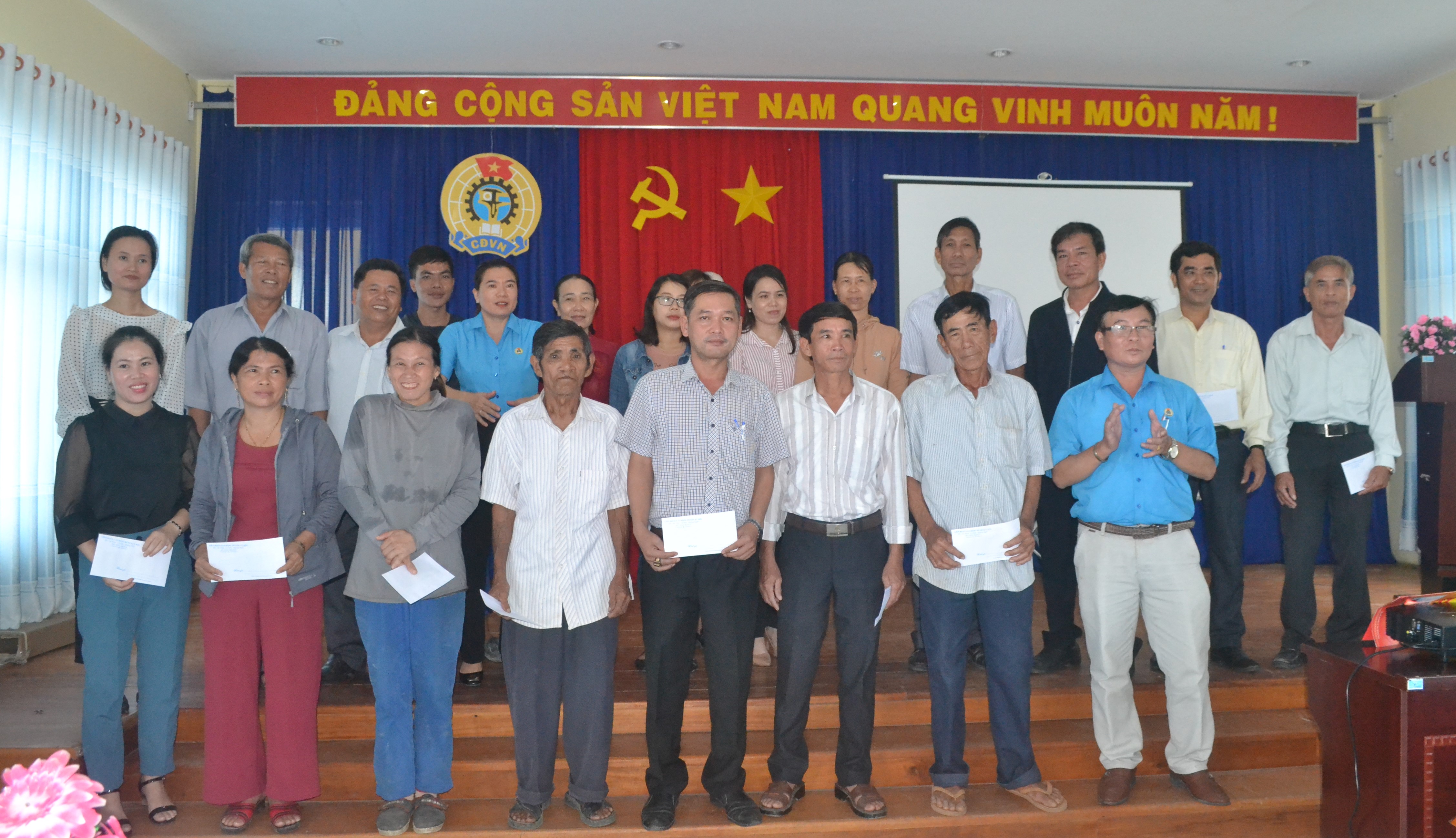 Liên đoàn Lao động huyện Lý Sơn: Trao tặng 34 suất quà cho đoàn viên bị thiệt hại do bão số 9