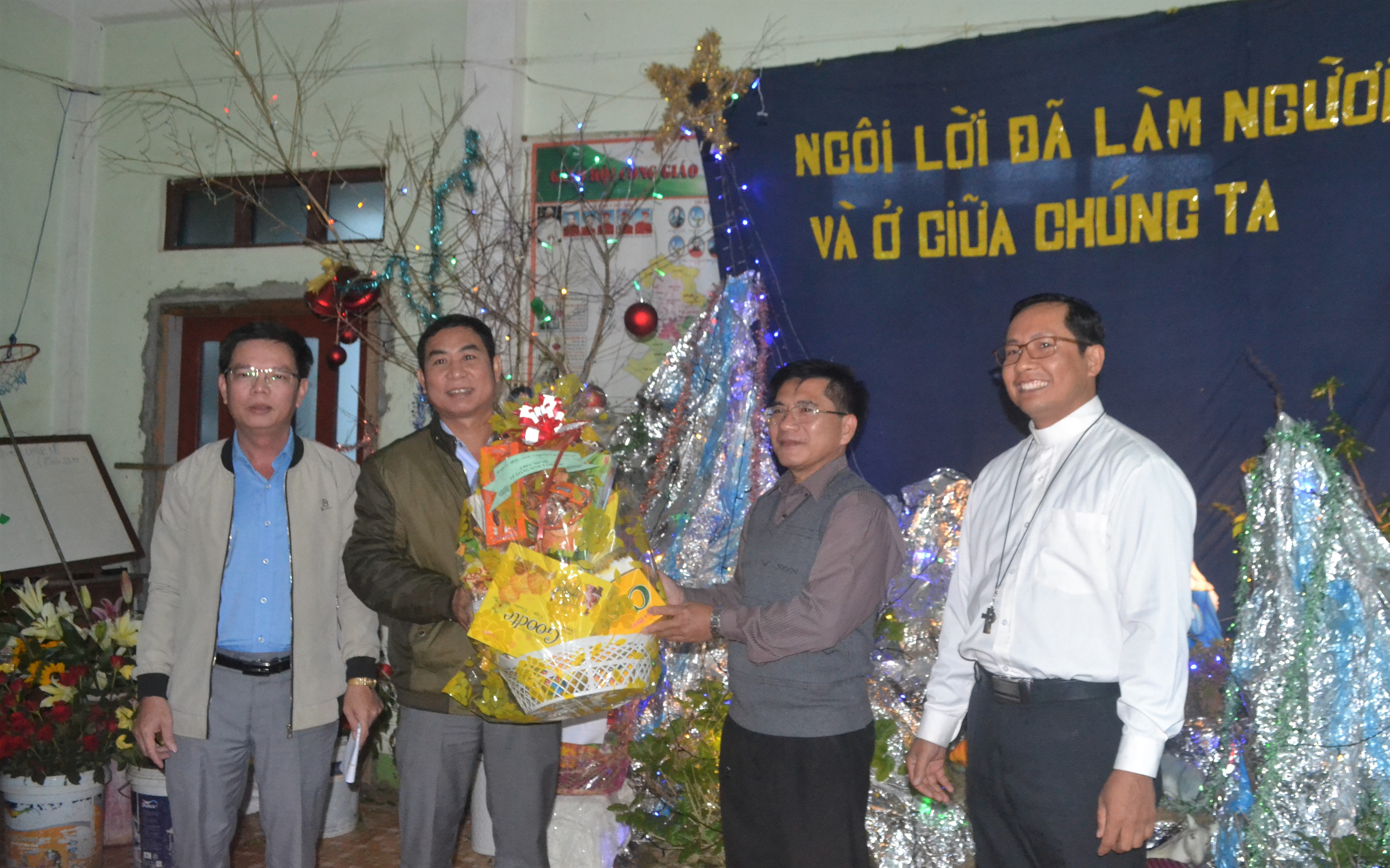 Lãnh đạo huyện thăm, tặng quà giáo xứ nhân dịp Giáng sinh