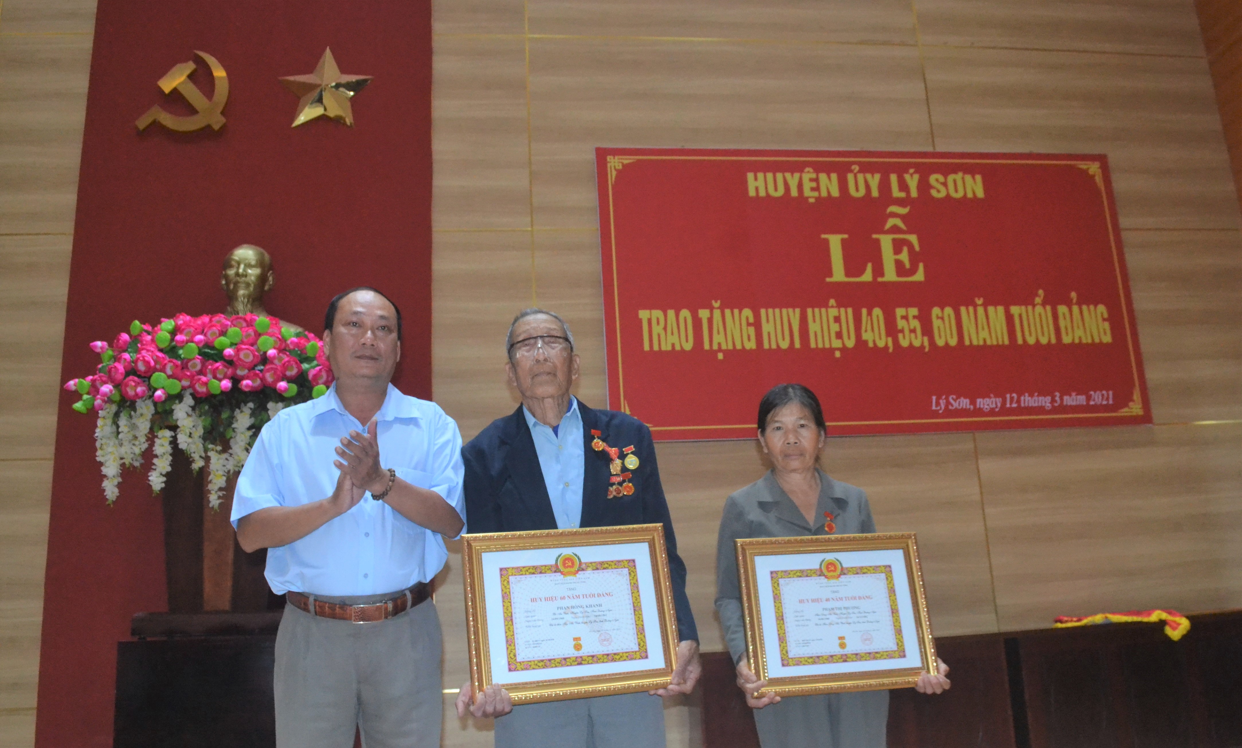 Lý Sơn trao Huy hiệu Đảng cho 4 đảng viên