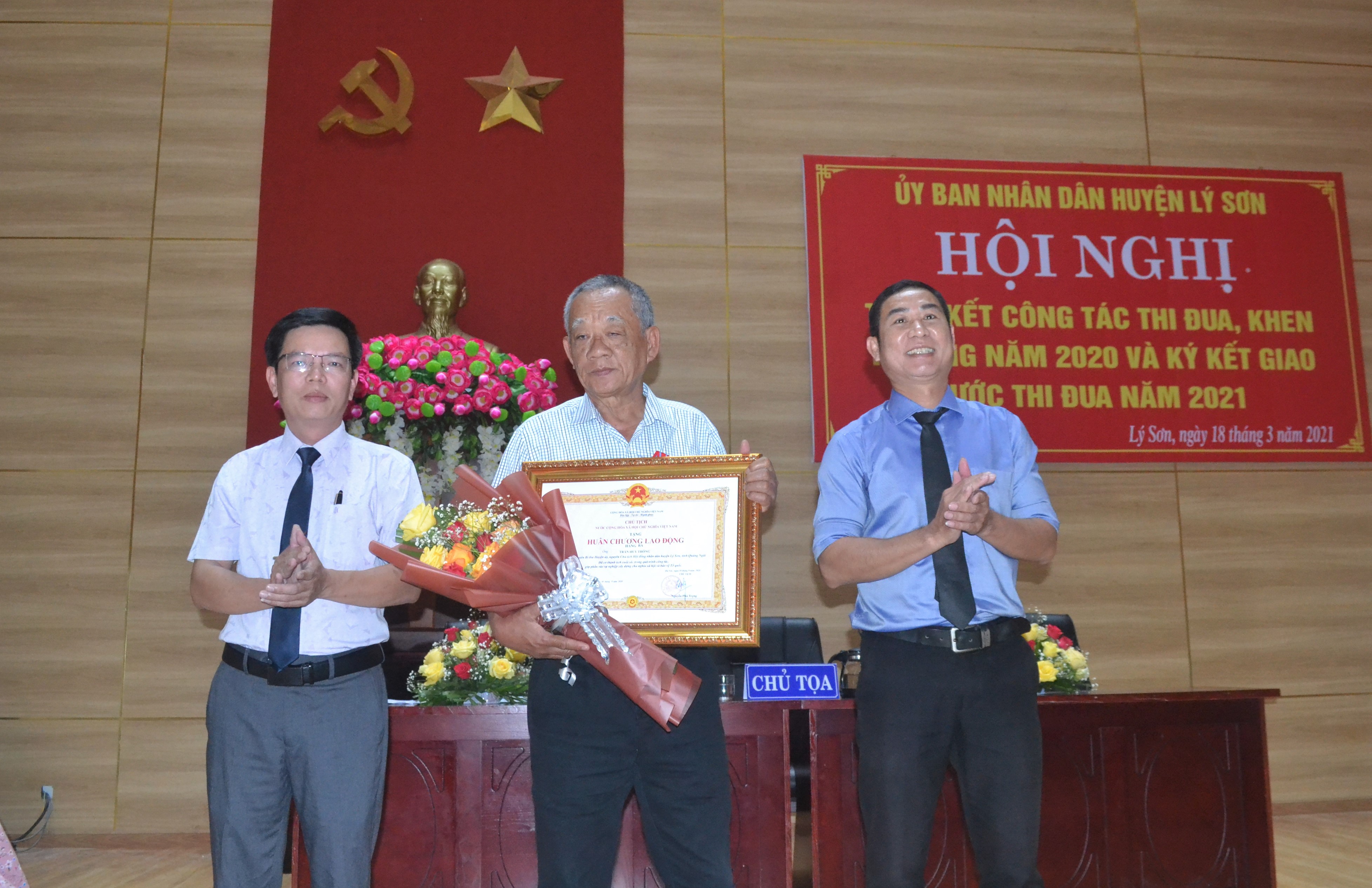 Trao tặng Huân chương lao động Hạng 3 cho nguyên Bí thư Huyện ủy, Chủ tịch HĐND huyện Lý Sơn