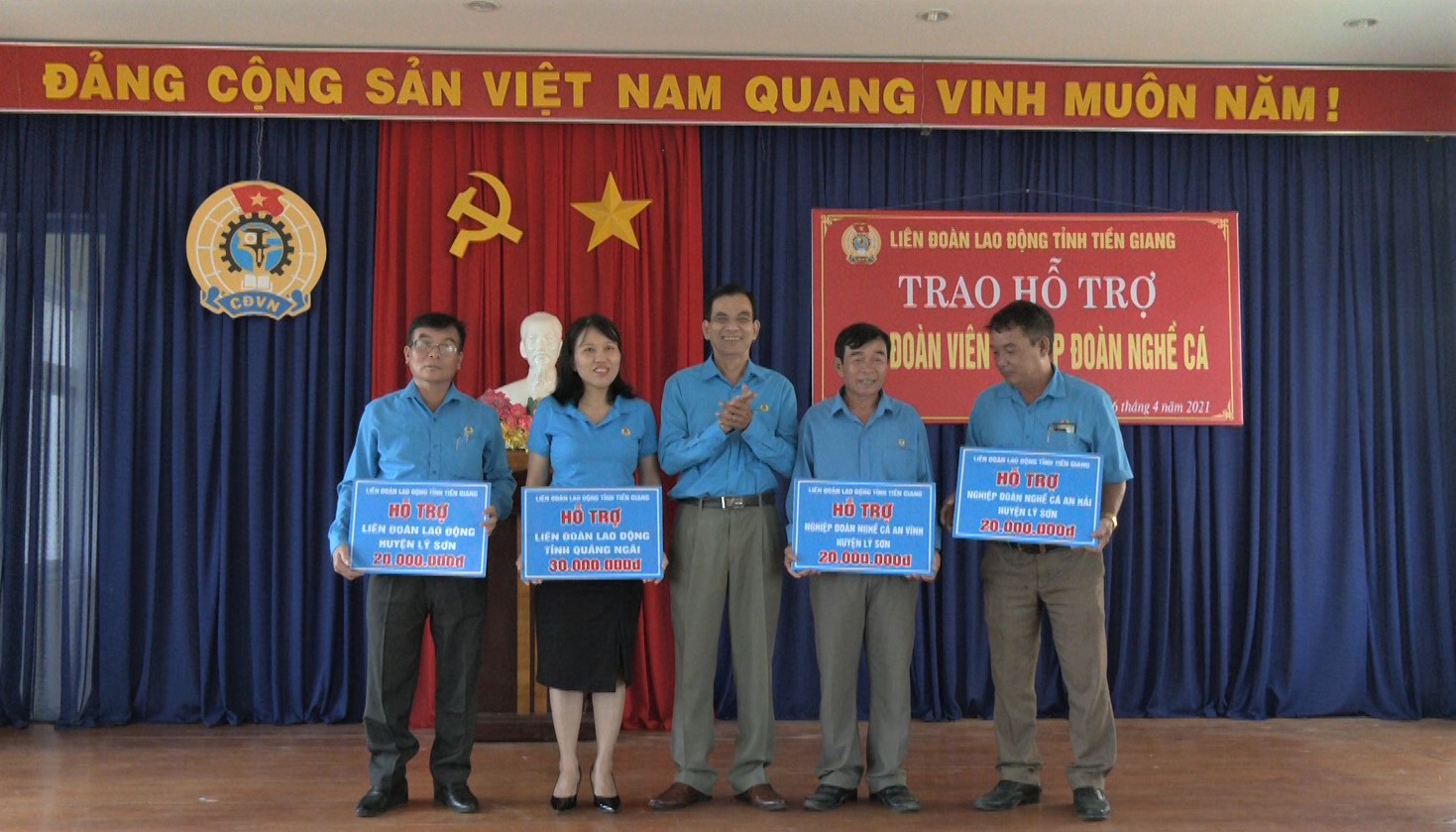 LĐLĐ Tiền Giang hỗ trợ 100 triệu đồng cho Công đoàn Quảng Ngãi và Lý Sơn