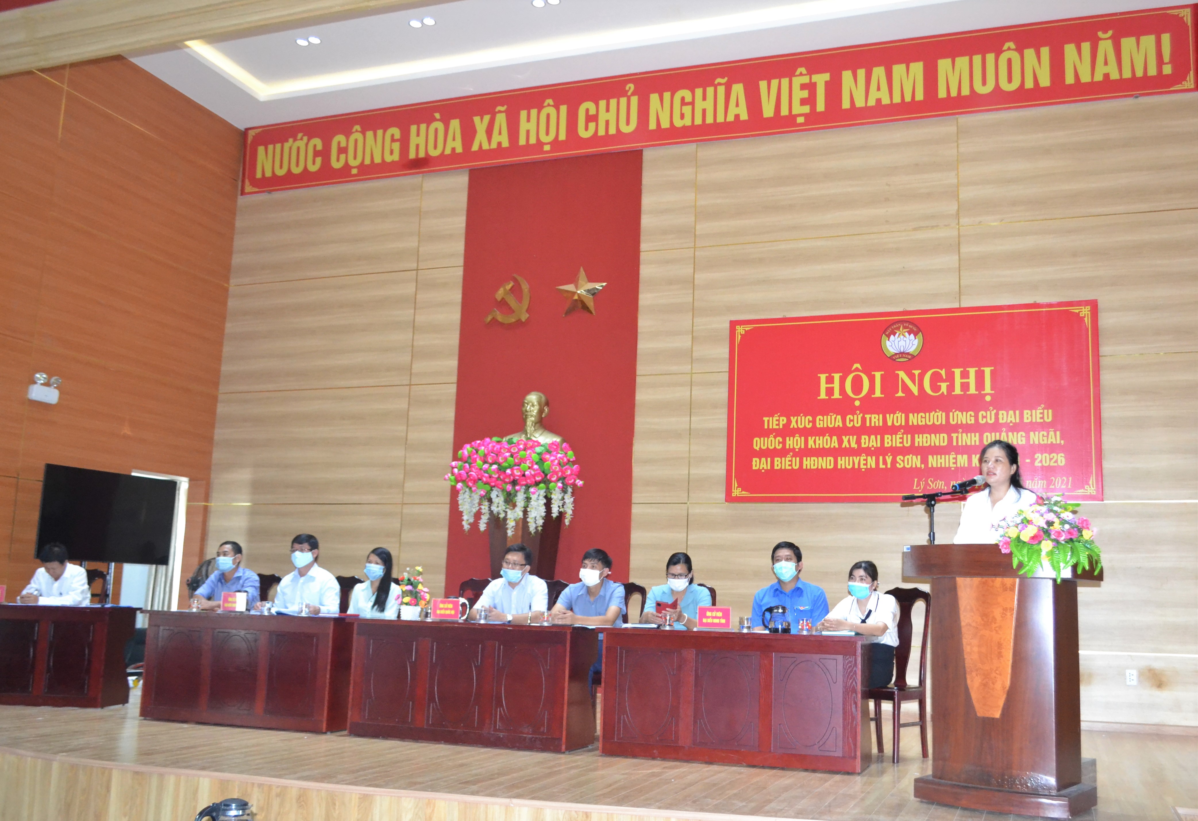 Các ứng cử viên đại biểu Quốc hội và HĐND tỉnh tiếp xúc cử tri vận động bầu cử tại Lý Sơn