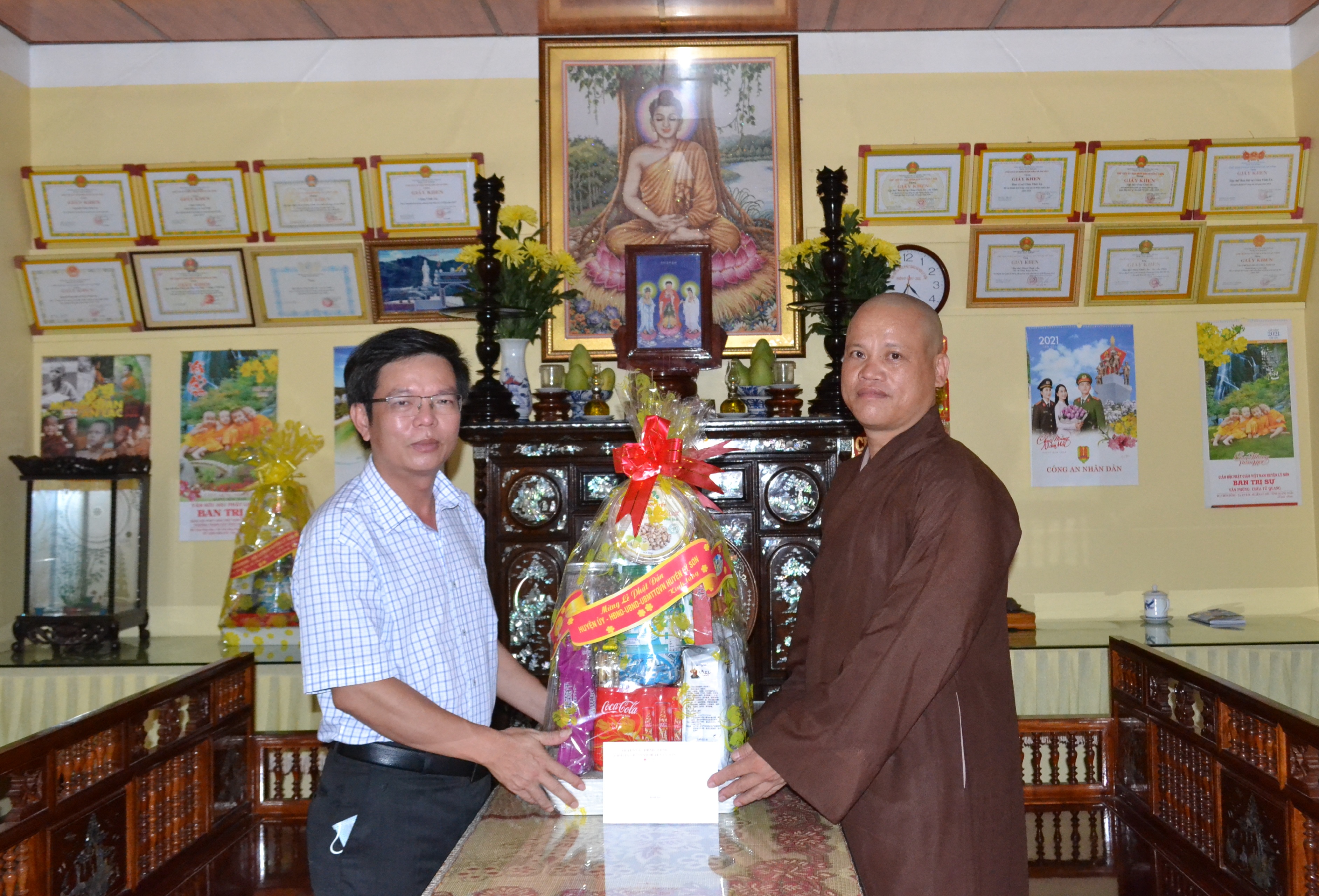 Lãnh đạo huyện Lý Sơn thăm, tặng quà cơ sở phật giáo nhân ngày Phật Đản Phật lịch 2565