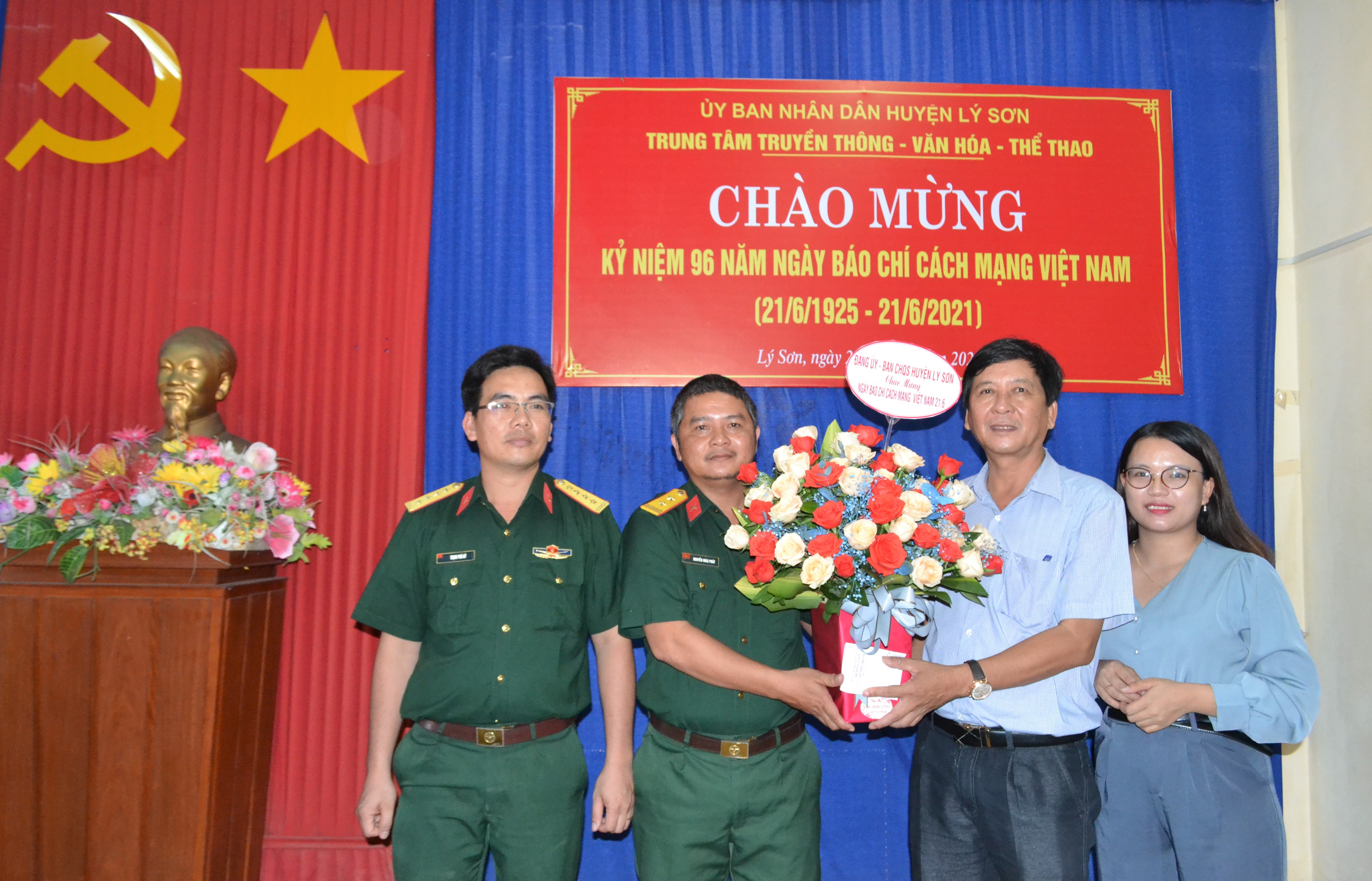 Lãnh đạo huyện và các cơ quan thăm, chúc mừng Ngày báo chí cách mạng Việt Nam