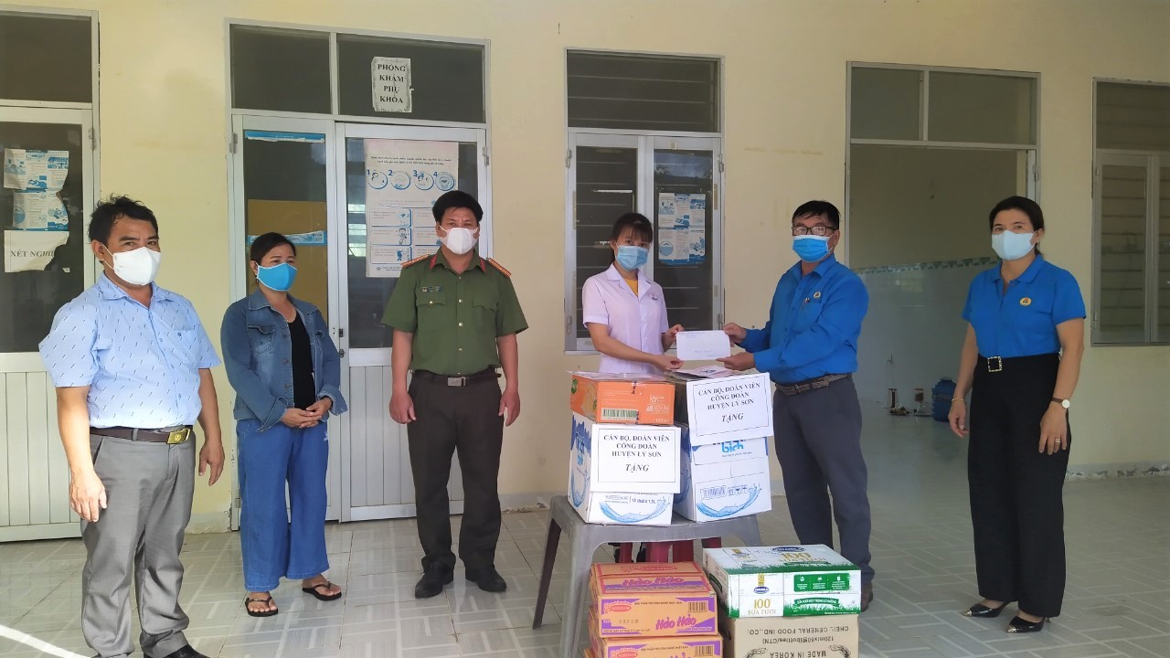 Liên đoàn Lao động huyện Lý Sơn tặng nhu yếu phẩm khu cách ly tập trung