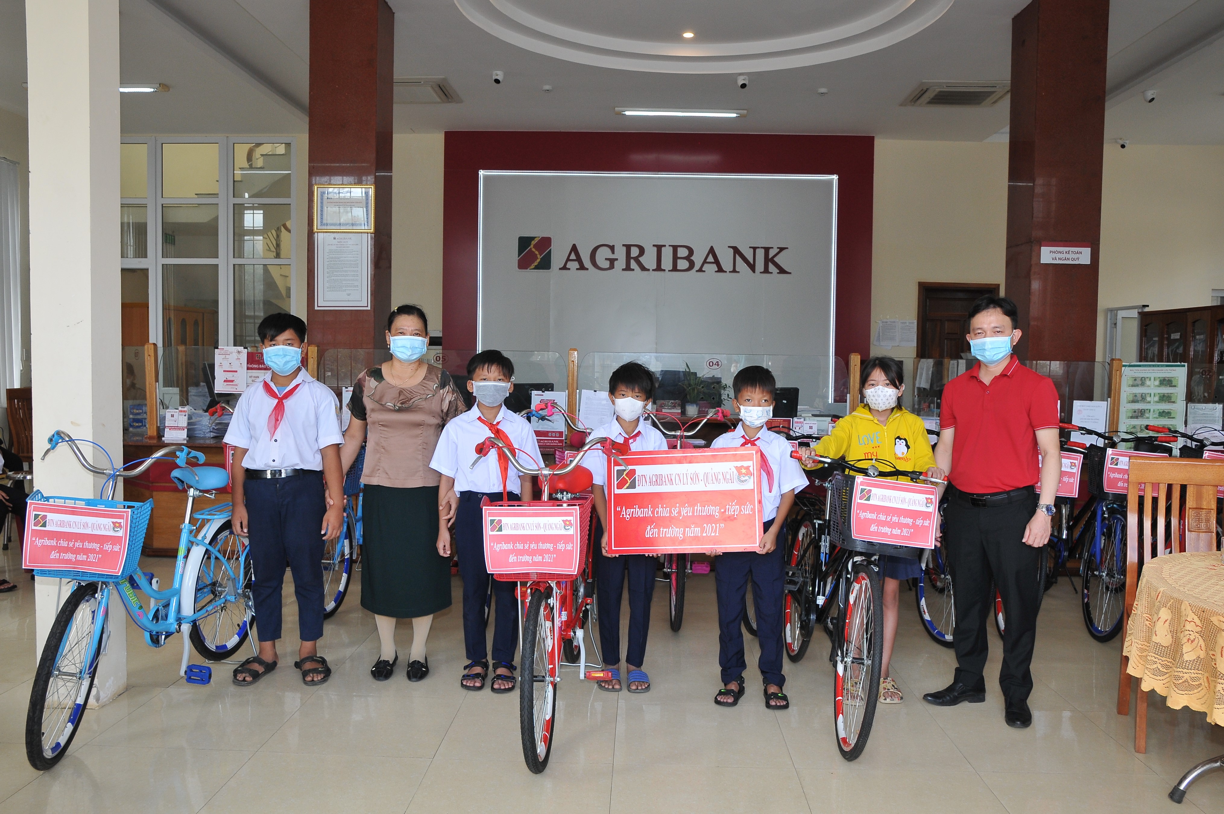 Agribank Lý Sơn tặng xe đạp, học bổng tiếp sức em đến trường