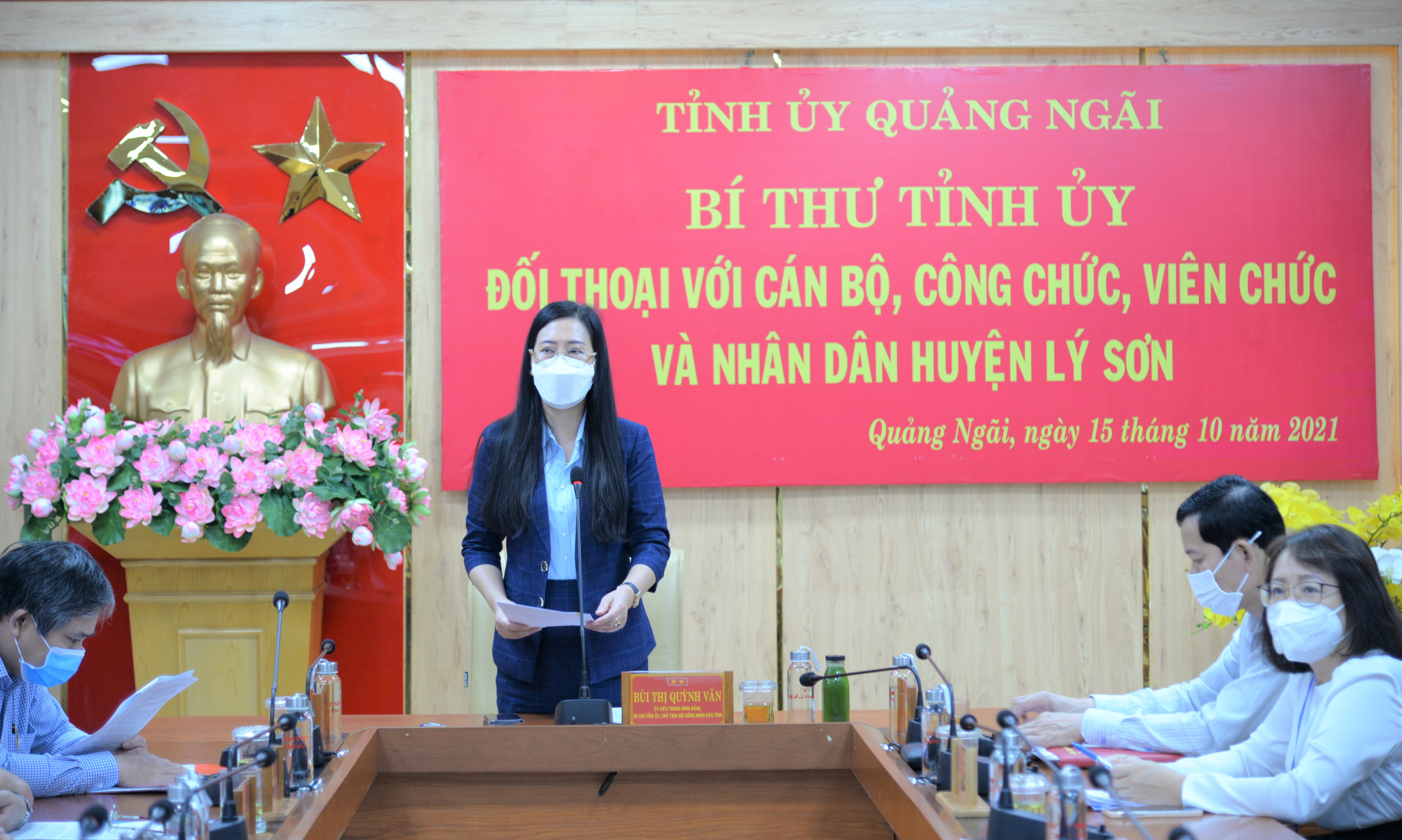 Bí thư Tỉnh ủy Bùi Thị Quỳnh Vân đối thoại với cán bộ và nhân dân huyện Lý Sơn