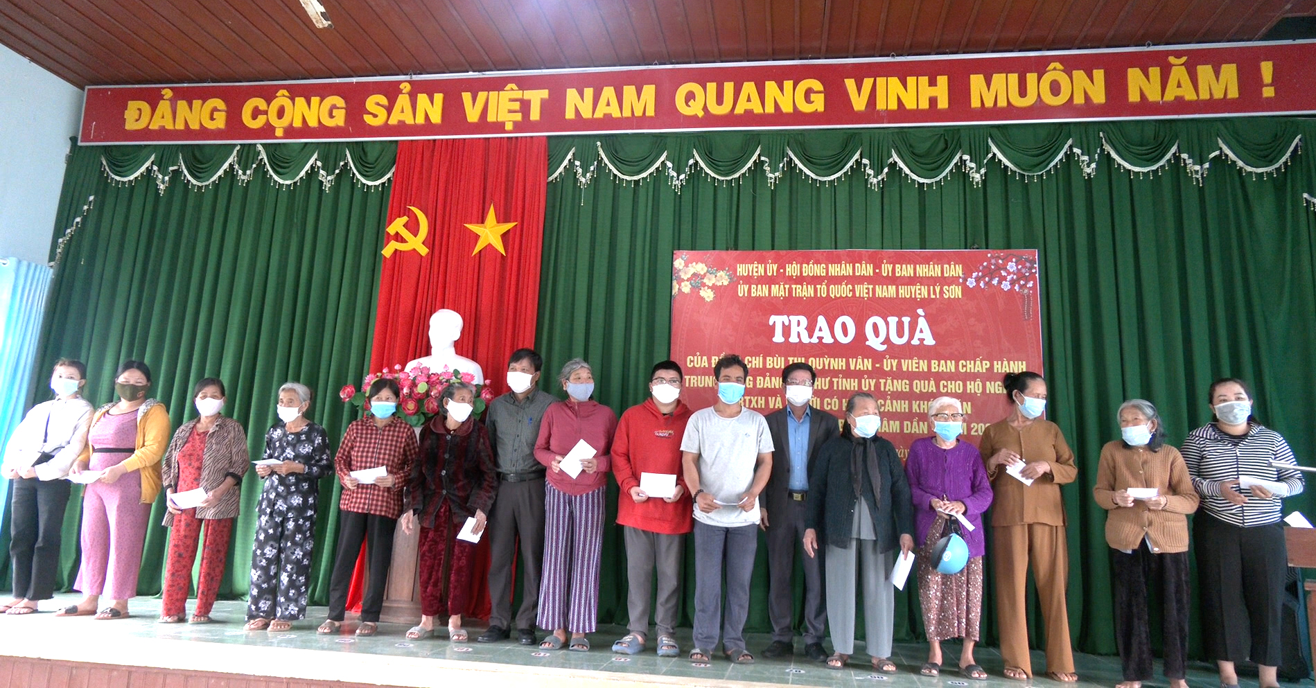 Trao quà Tết của Bí thư Tỉnh ủy Bùi Thị Quỳnh Vân gửi tặng người nghèo Lý Sơn