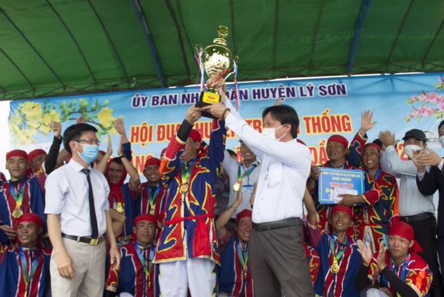 Lý Sơn tổ chức Hội đua thuyền truyền thống mừng Đảng, mừng xuân Nhâm Dần