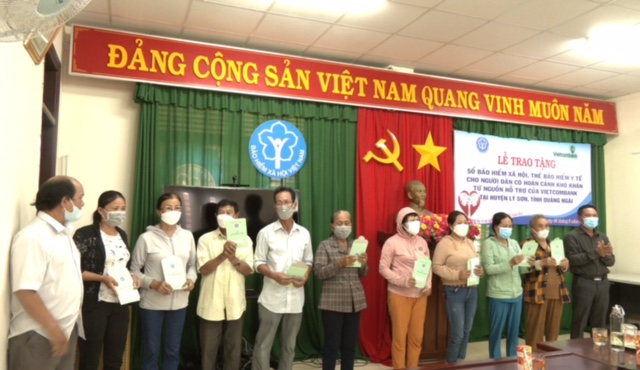 Tặng 10 sổ Bảo hiểm xã hội cho người nghèo ở huyện Lý Sơn