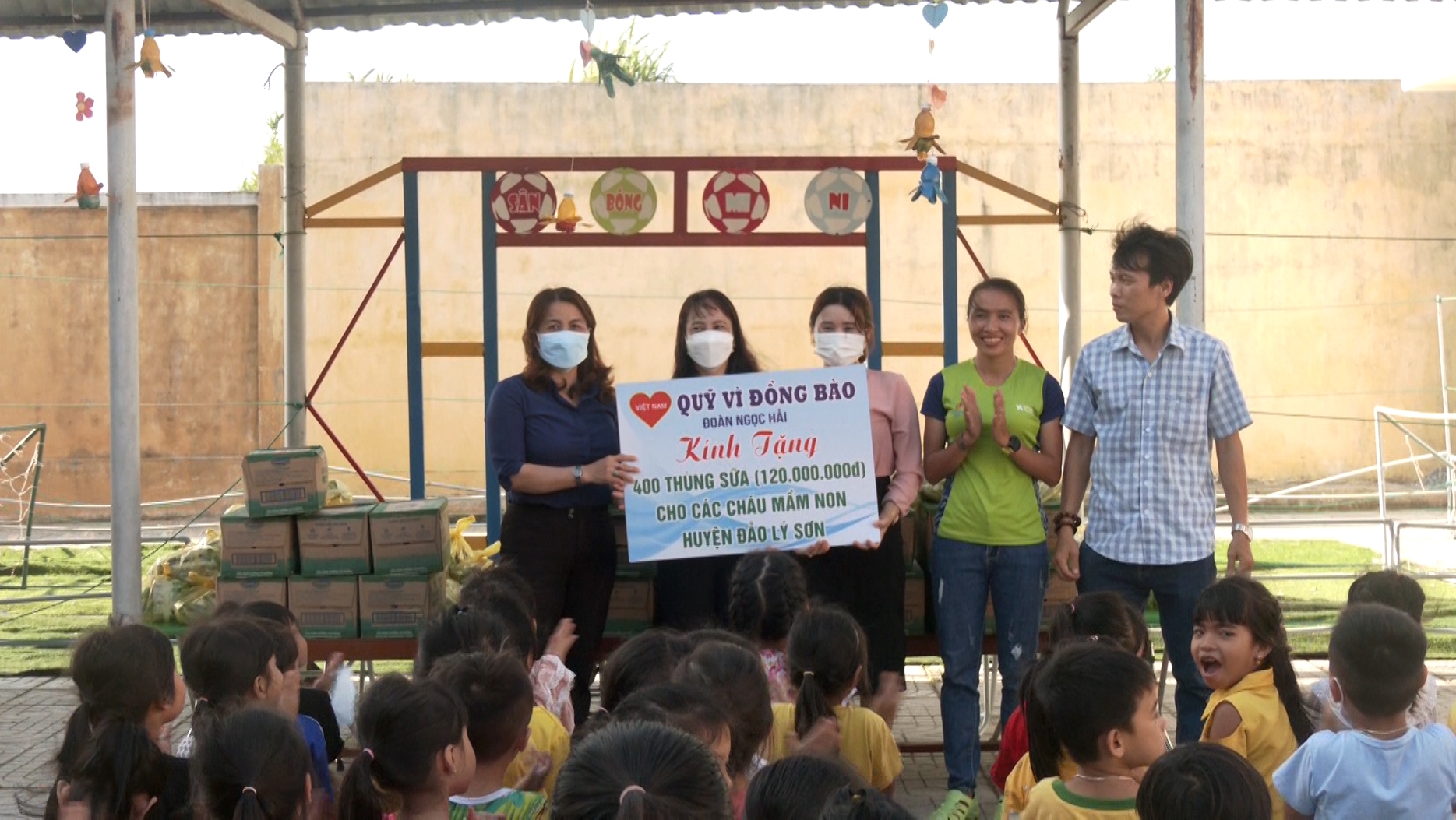 “Quỹ vì đồng bào” ông Đoàn Ngọc Hải tặng 400 thùng sữa cho học sinh Lý Sơn