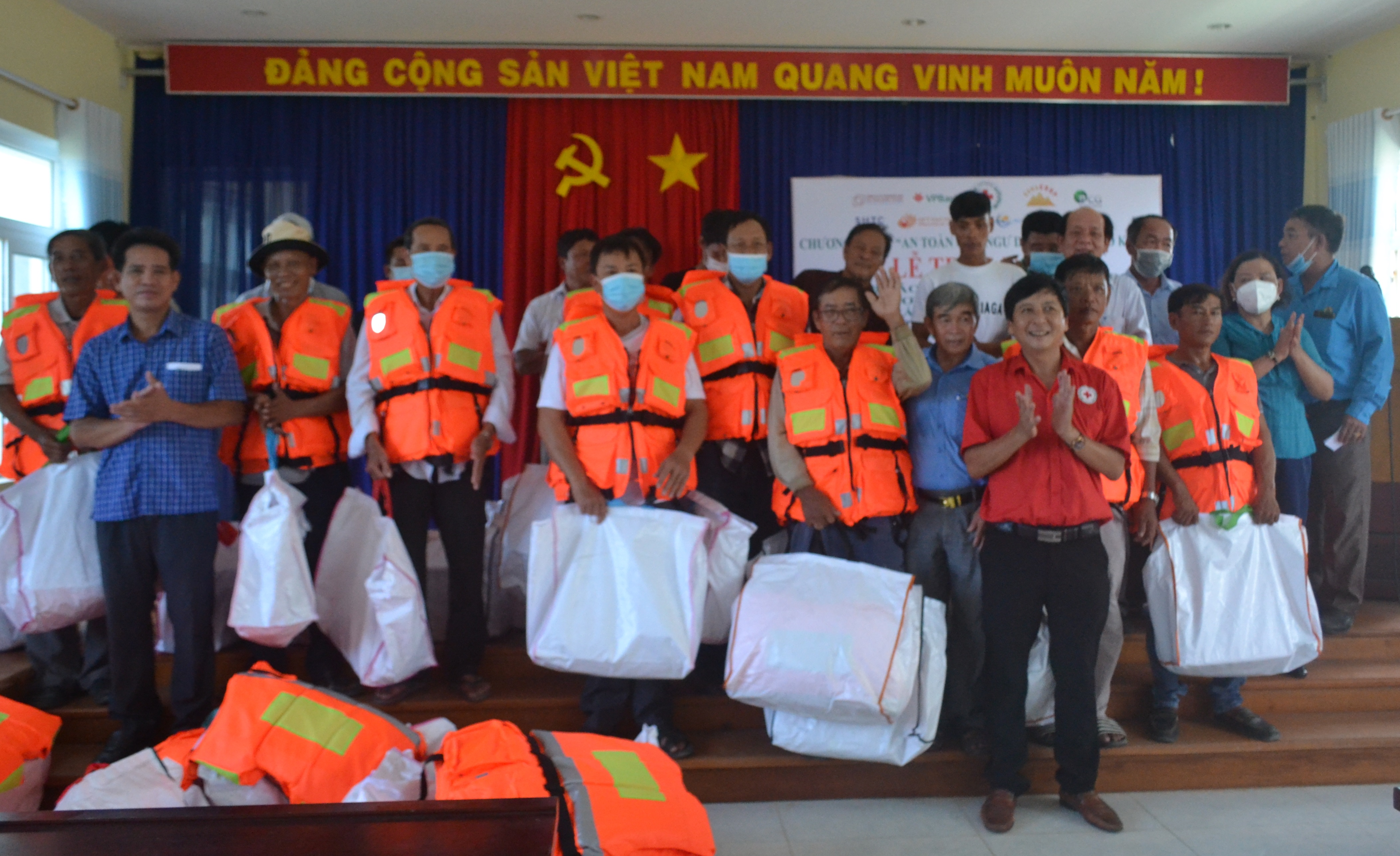 Hội Chữ Thập Đỏ huyện Lý Sơn: Tặng áo phao cứu sinh cho ngư dân