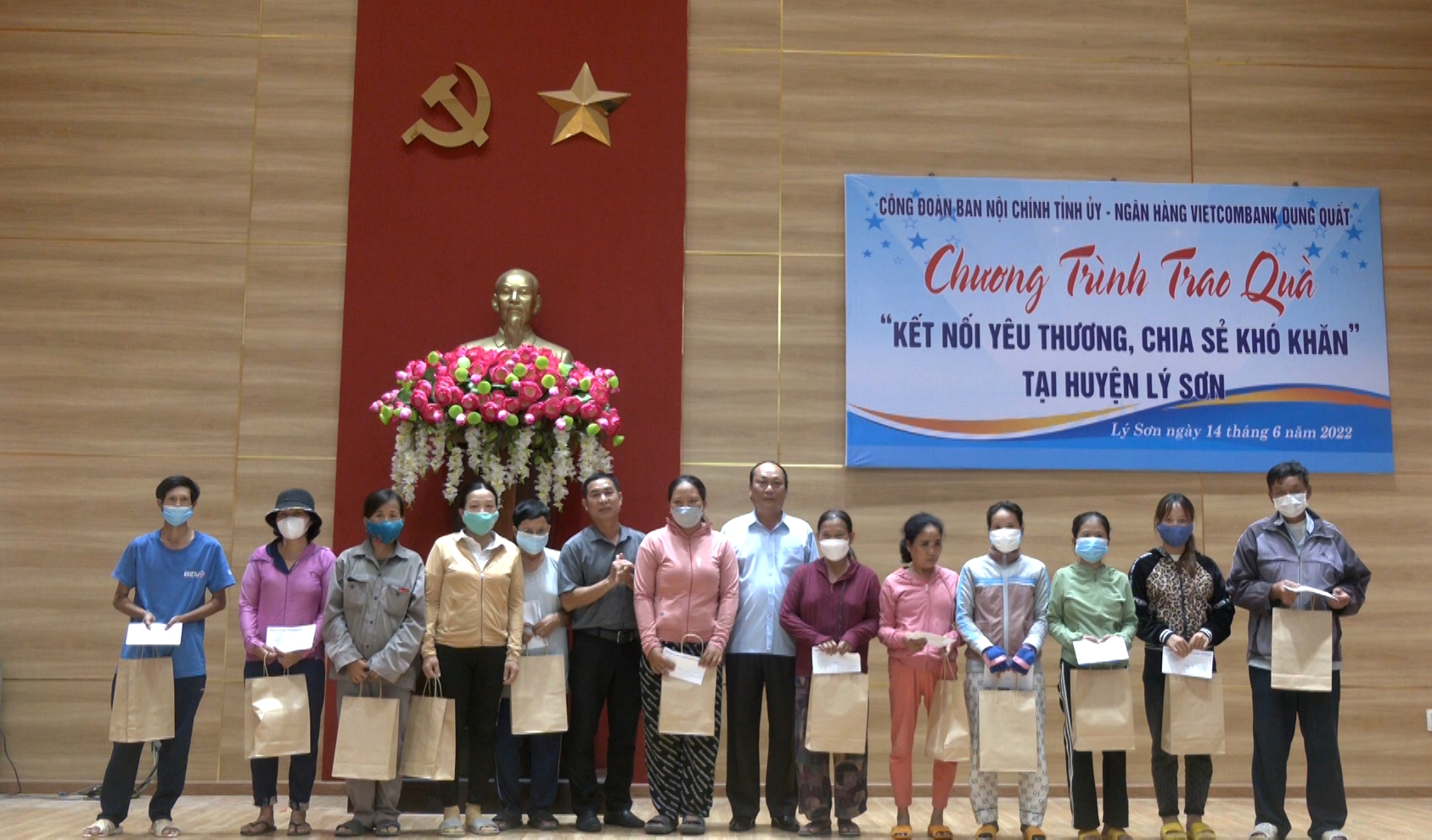 Ban Nội chính Tỉnh ủy tặng quà người nghèo Lý Sơn