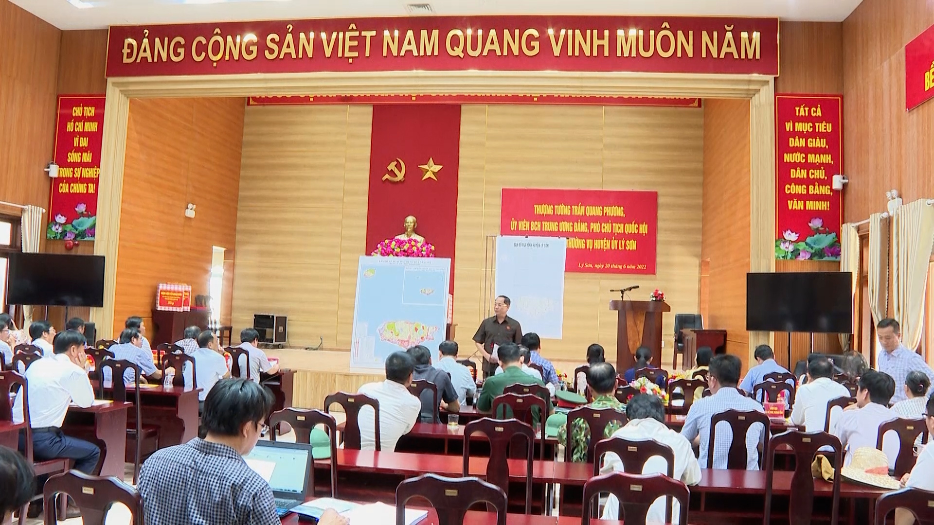 Phó Chủ tịch Quốc hội Trần Quang Phương thăm và làm việc tại Lý Sơn