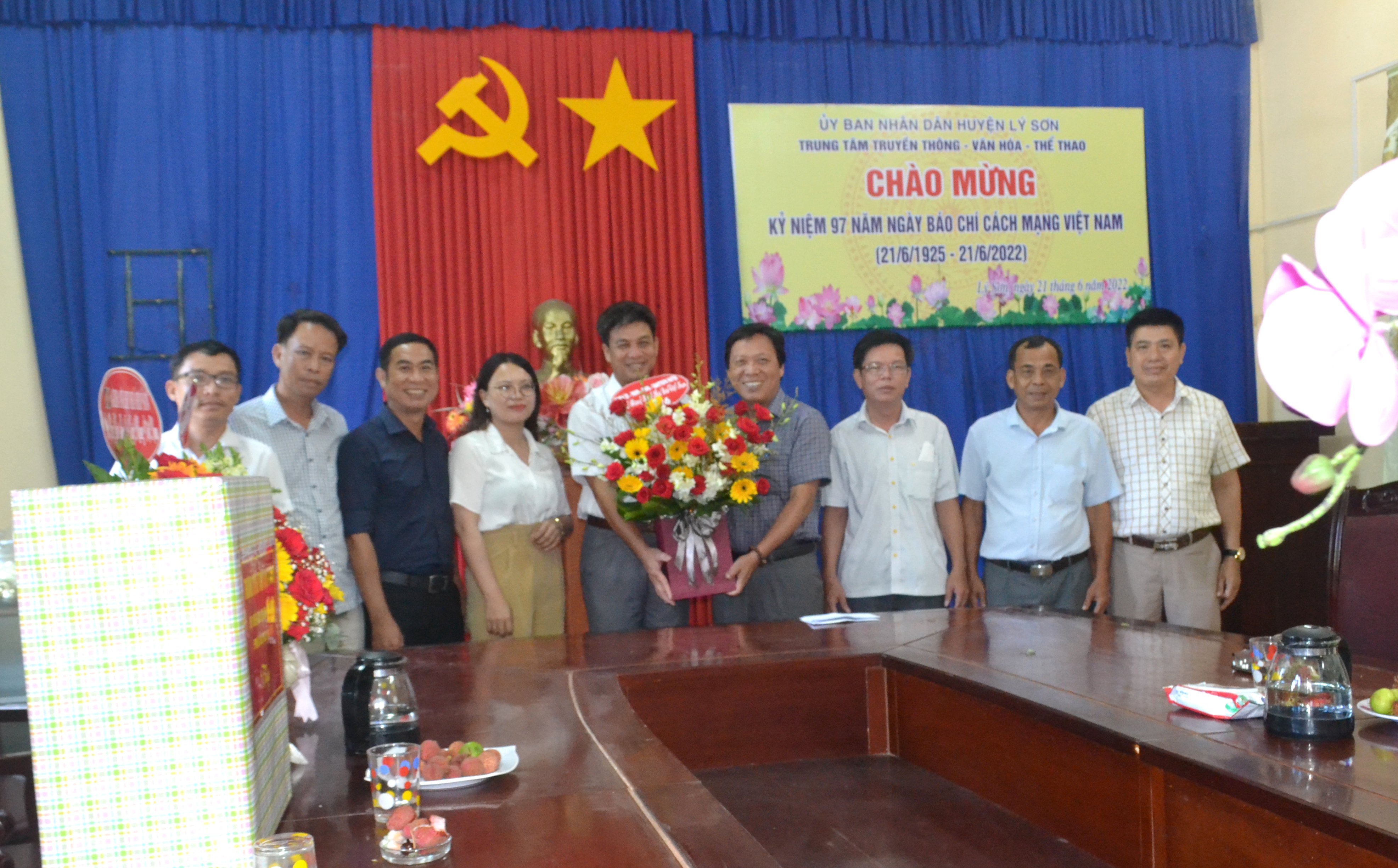 Lãnh đạo huyện thăm chúc mừng Trung tâm Truyền thông – Văn hóa – Thể thao huyện nhân Ngày Báo chí Cách mạng Việt Nam