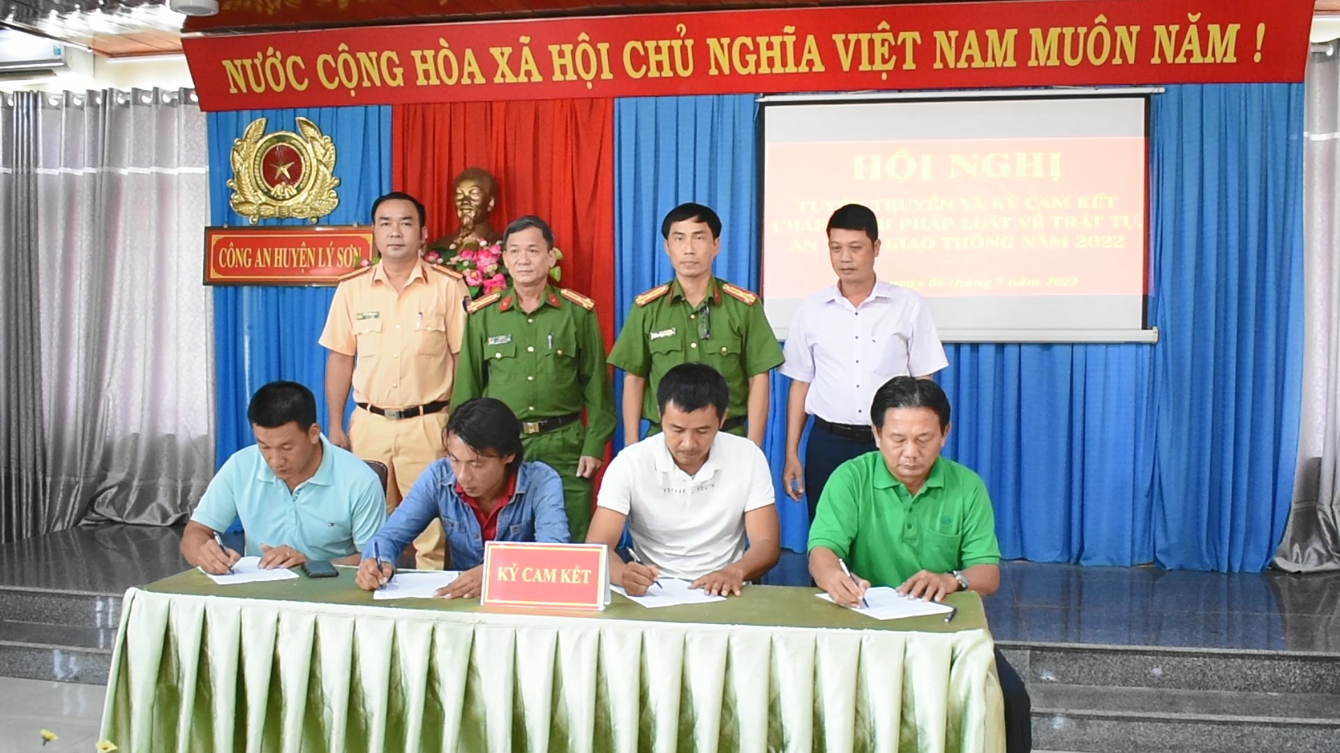 Công an huyện Lý Sơn: Tổ chức Hội nghị tuyên truyền và ký cam kết chấp hành pháp luật về trật tự an toàn giao thông