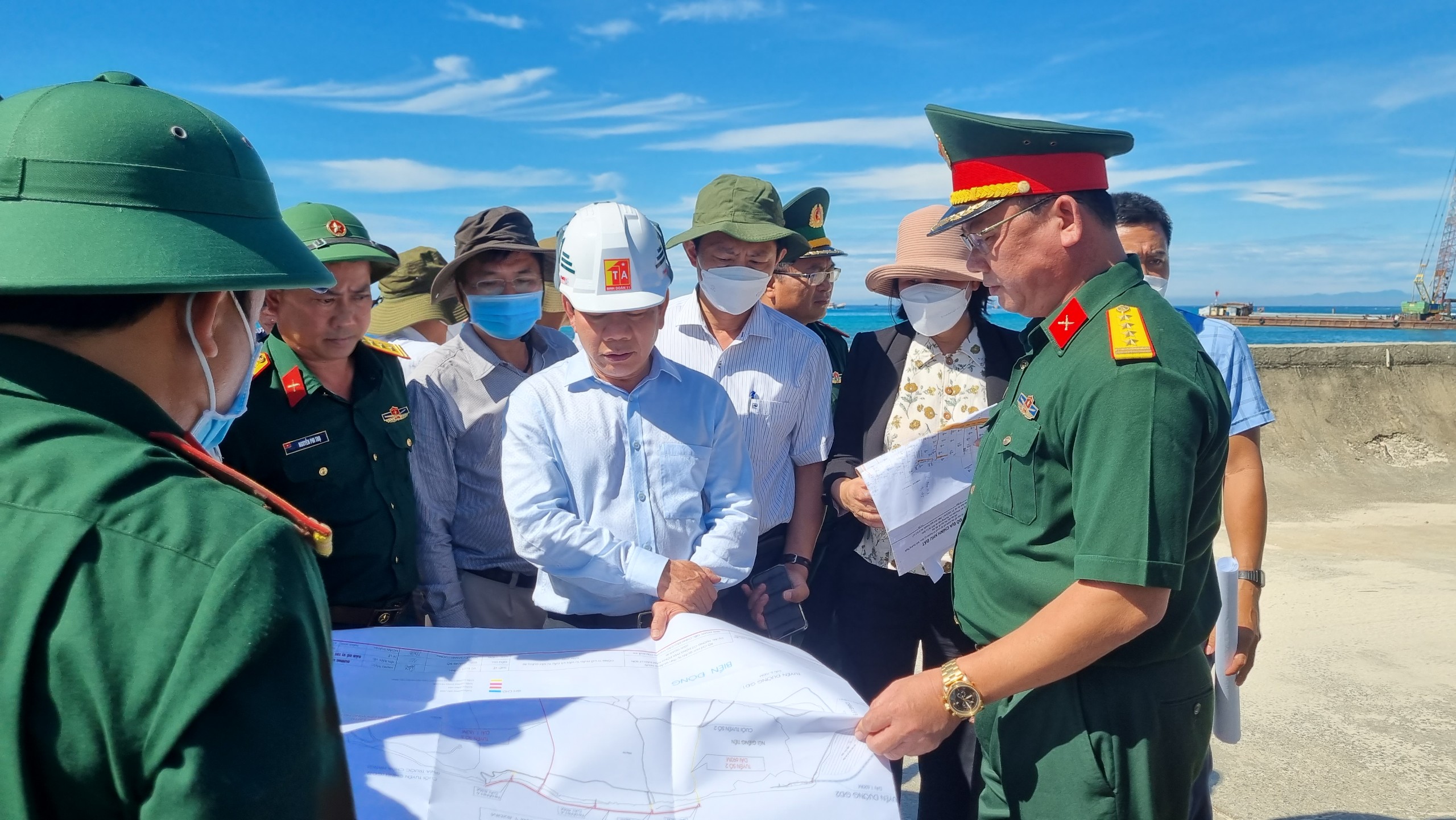 Chủ tịch UBND tỉnh Đặng Văn Minh kiểm tra các dự án trên địa bàn huyện Lý Sơn