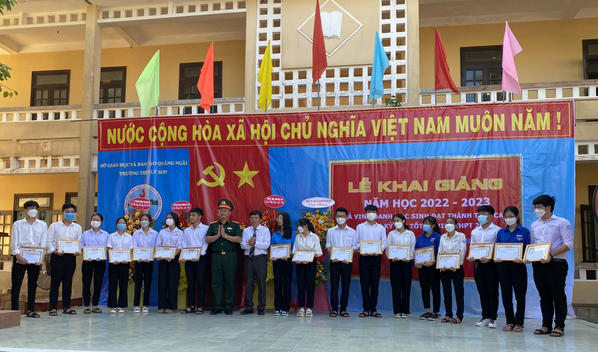 Đại tá Võ Văn Bá dự lễ khai giảng năm học mới tại Trường THPT Lý Sơn