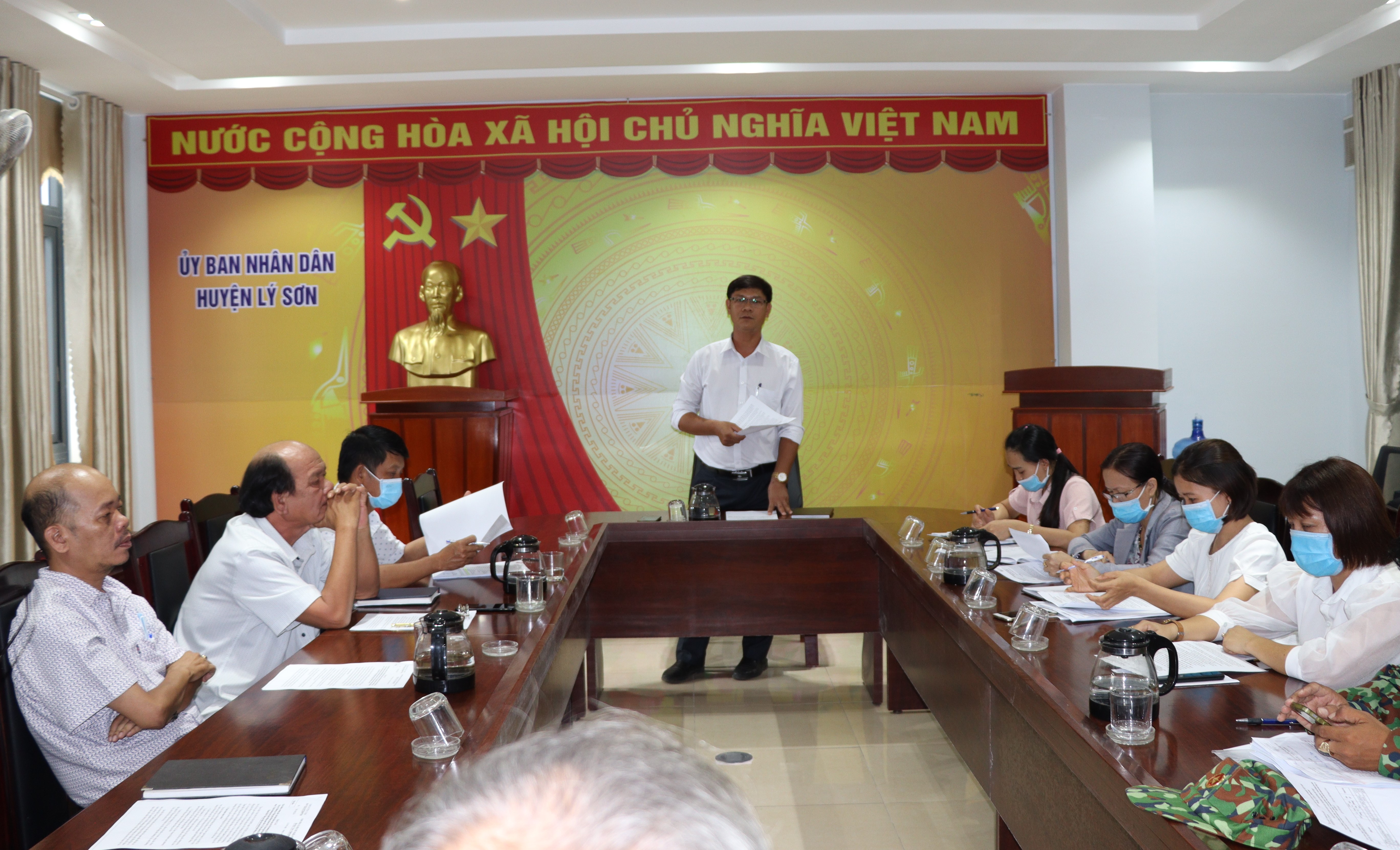 Phó Chủ tịch UBND huyện Đặng Tấn Thành làm việc với các hộ dân về dự án đường cơ động đông nam