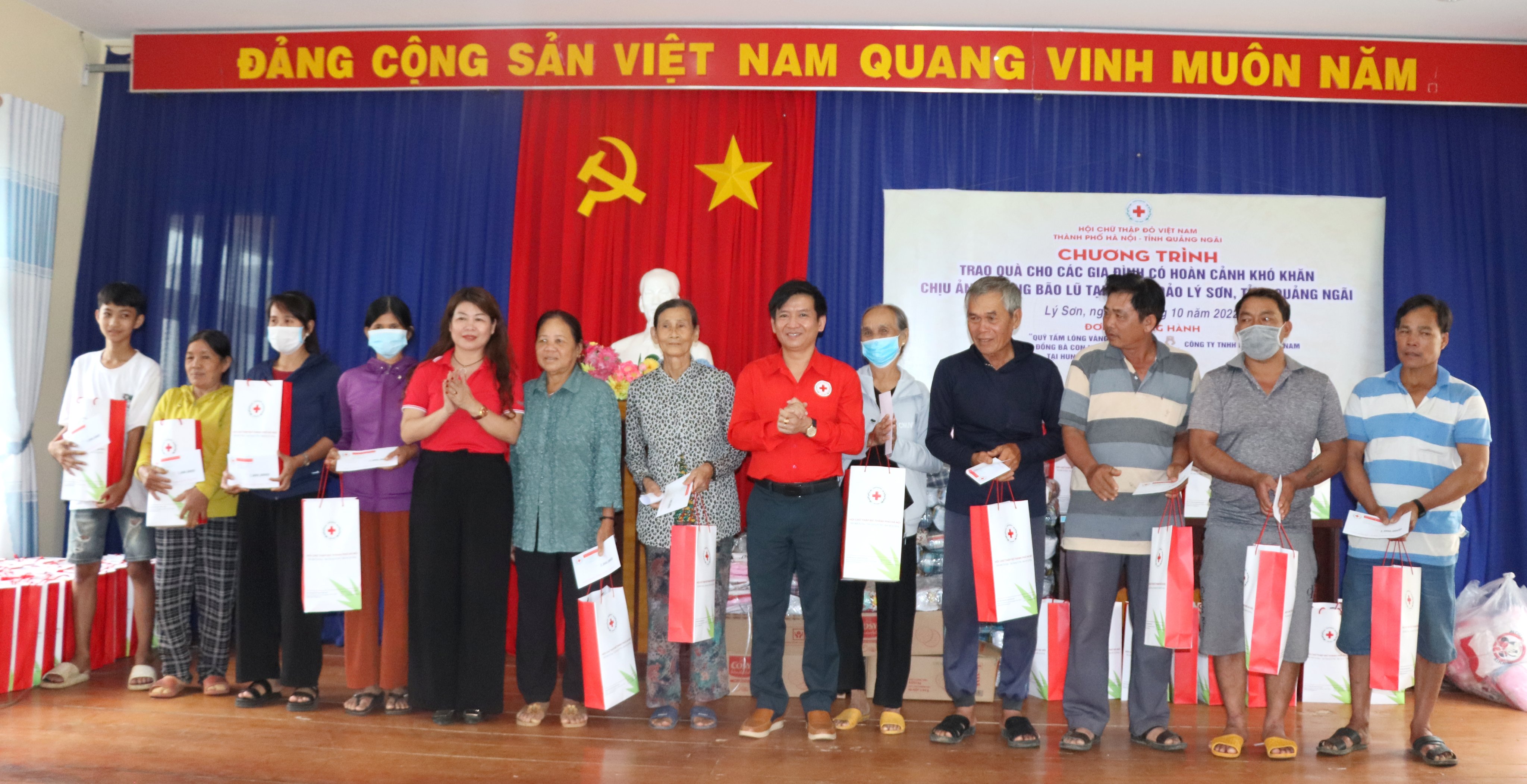 Hội Chữ thập đỏ TP Hà Nội trao 100 suất quà cho người dân Lý Sơn bị thiệt hại do bão số 4