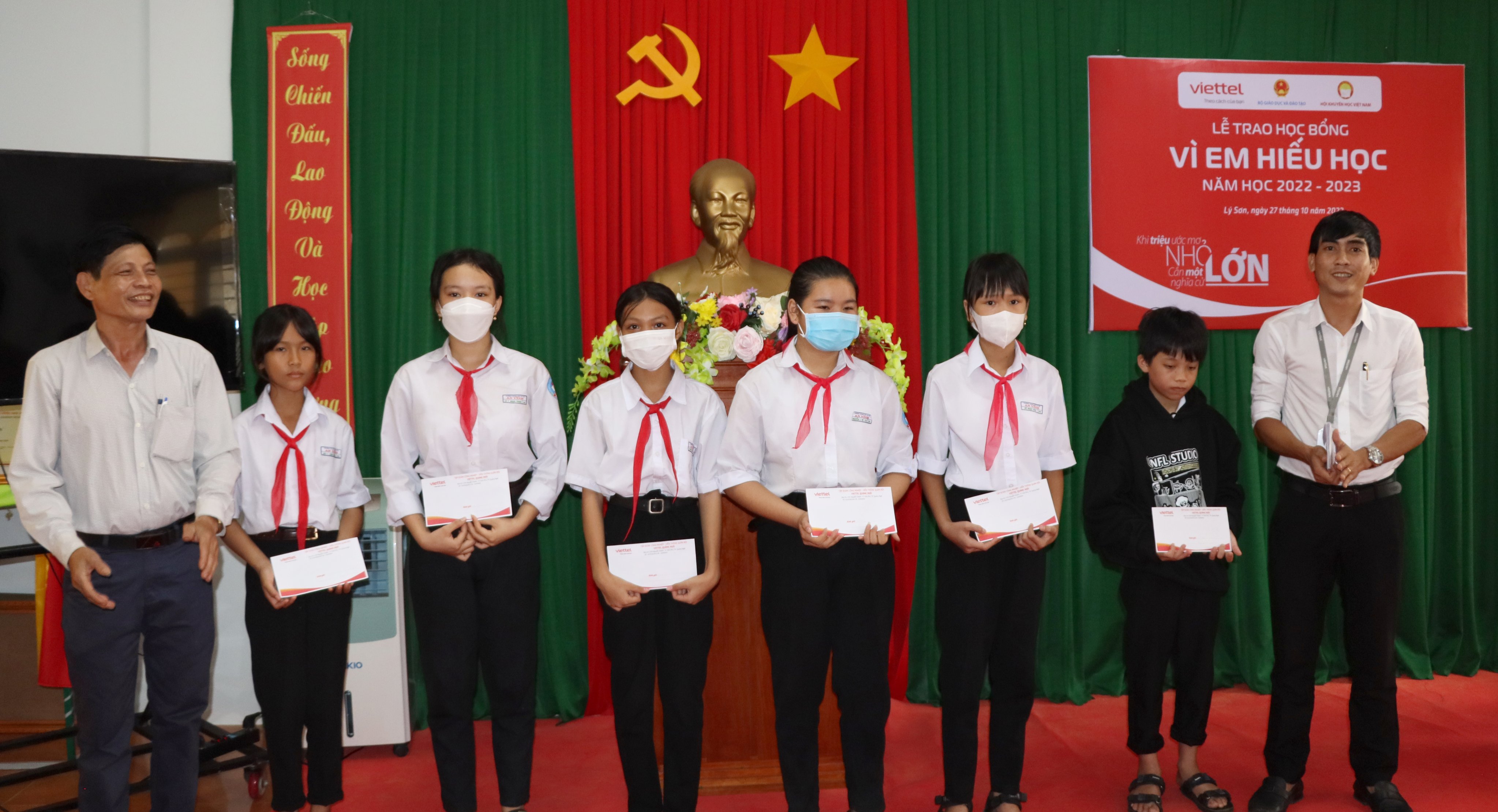 Viettel trao học bổng “Vì em hiếu học” cho học sinh Lý Sơn