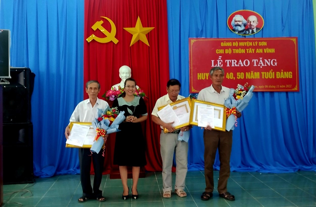 Chi bộ thôn Tây An Vĩnh trao Huy hiệu đảng và sinh hoạt 213