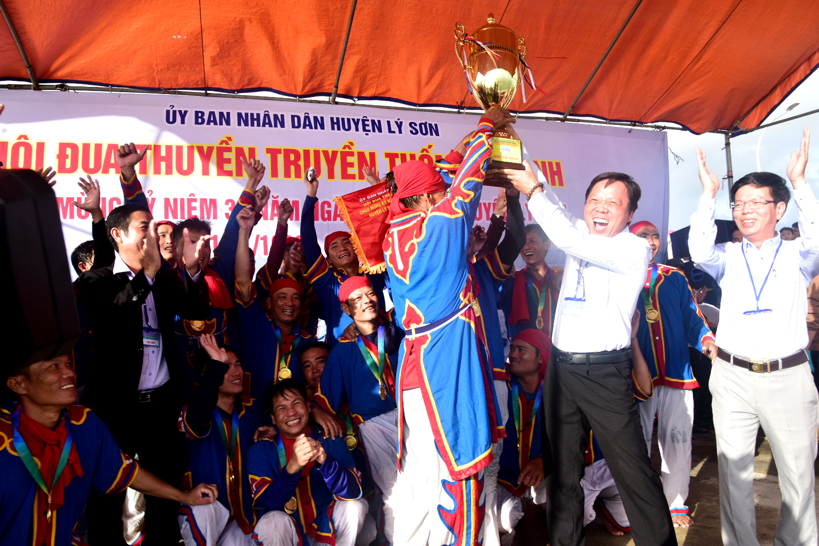 Lý Sơn tổ chức Hội đua thuyền truyền thống Tứ linh Chào mừng kỷ niệm 30 năm Ngày thành lập huyện
