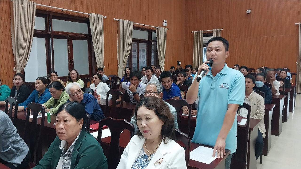 Bí thư Huyện ủy Lý Sơn đối thoại với người dân làm du lịch
