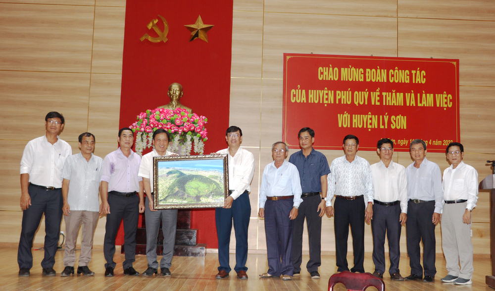Huyện đảo Phú Qúy thăm và làm việc với huyện đảo Lý Sơn về chính quyền một cấp