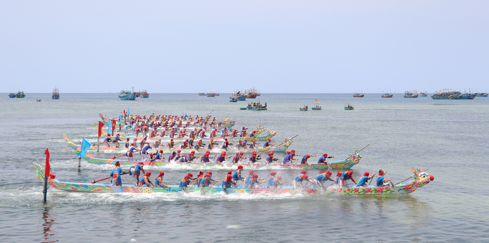 Phó Chủ tịch Thường trực UBND tỉnh Trần Hoàng Tuấn dự Hội đua thuyền truyền thống Tứ linh Lý Sơn chuỗi sự kiện kích cầu du lịch