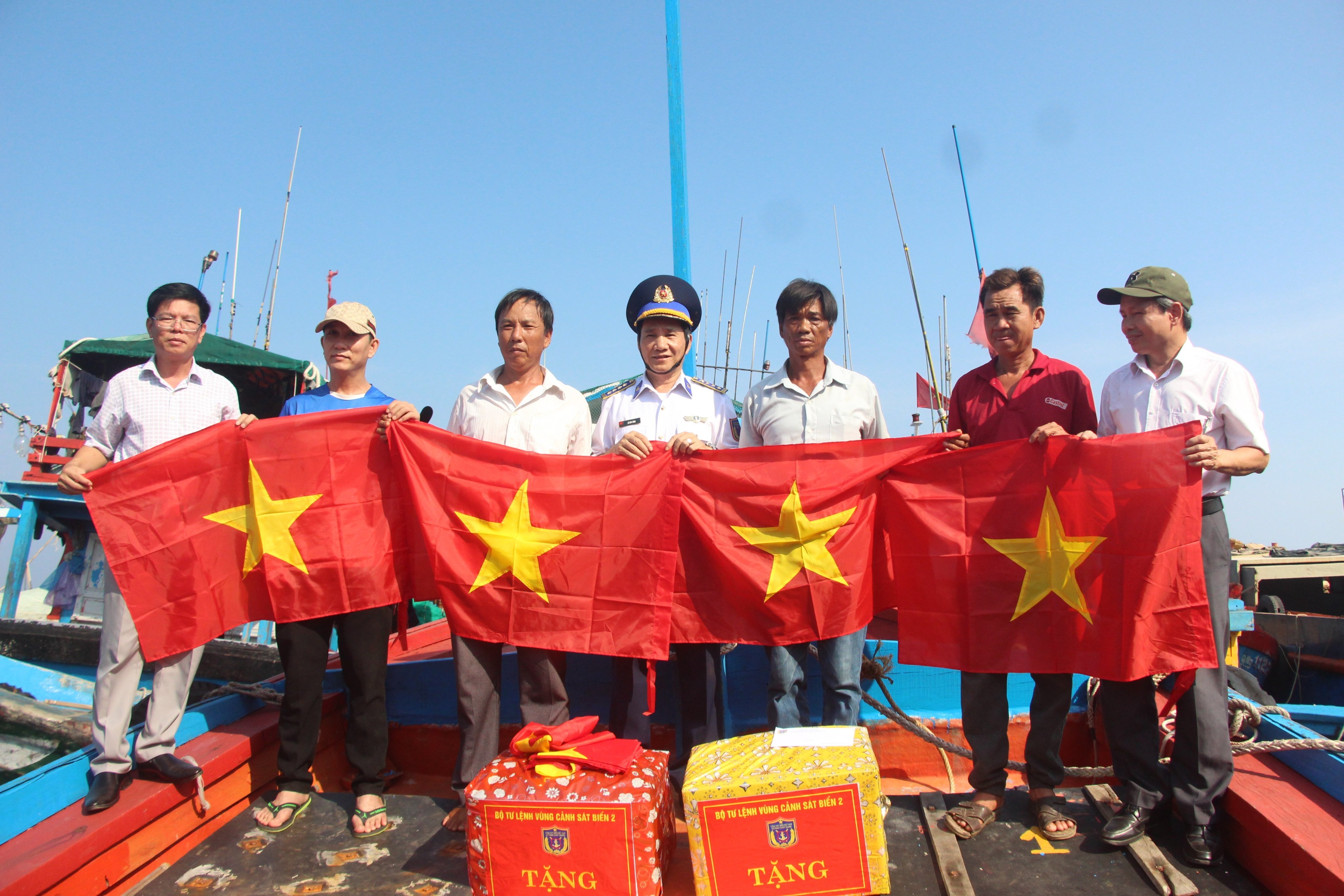 Vùng Cảnh sát biển 2 đồng hành với ngư dân huyện đảo Lý Sơn