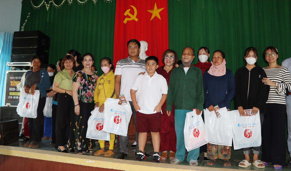 Đoàn Ban cộng đồng Hội nữ doanh nhân Việt Nam tặng quà cho phụ nữ nghèo Lý Sơn