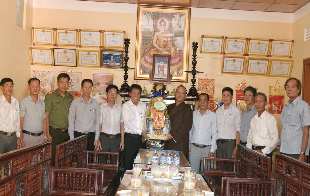 Thăm, tặng quà chúc mừng các tổ chức, chức sắc nhân dịp Lễ Phật đản Phật lịch 2567 – DL 2023