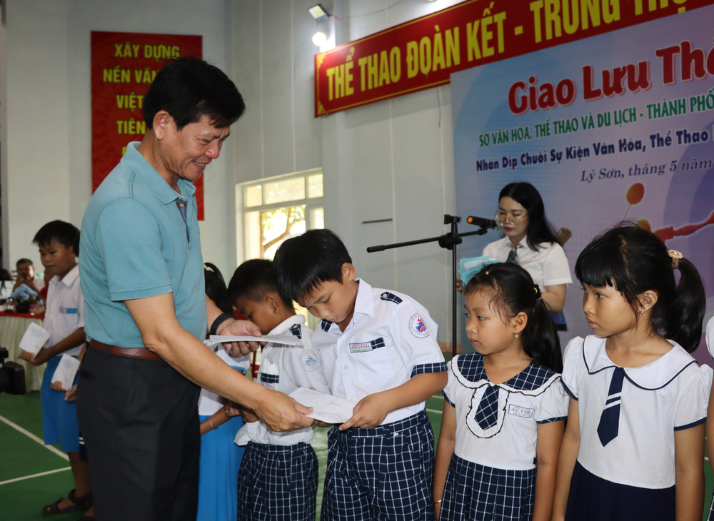 Bí thư Thành ủy Quảng Ngãi Ngô Văn Trọng trao quà cho học sinh khó khăn ở Lý Sơn