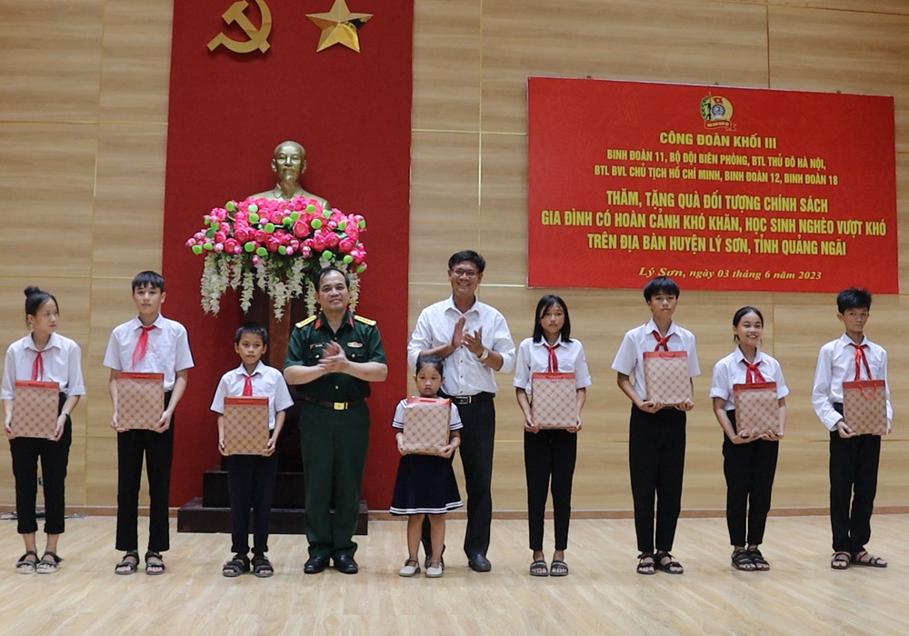 Công đoàn Quốc phòng tặng quà cán bộ chiến sĩ thuộc Binh đoàn 11 đạng thực hiện nhiệm vụ tại huyện đảo Lý Sơn