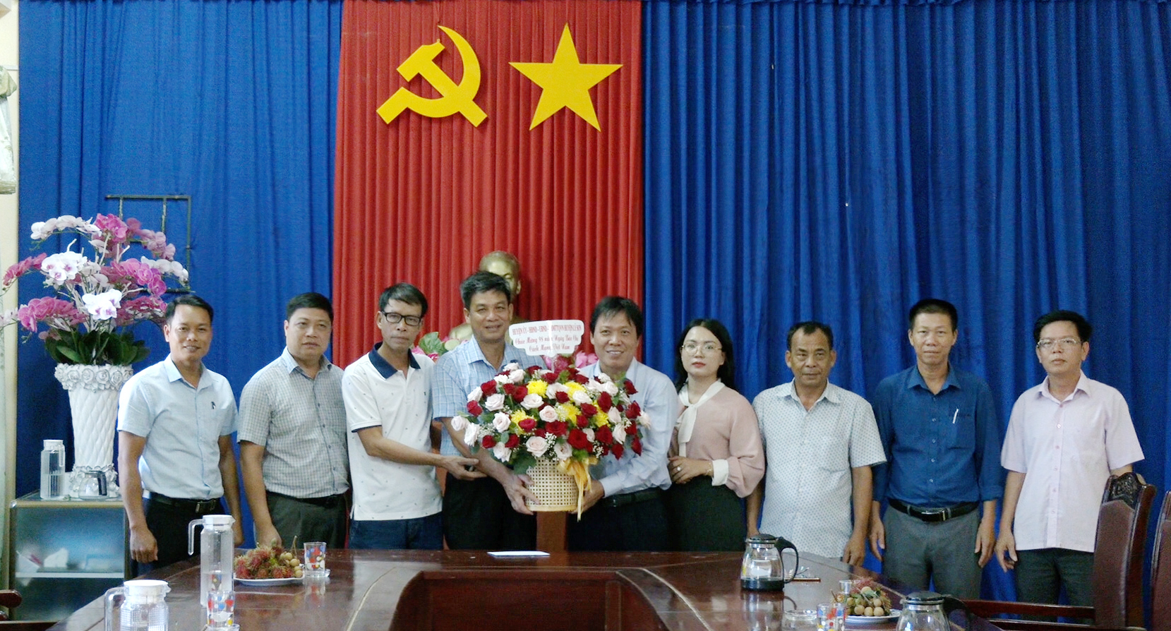 Lãnh đạo huyện thăm chúc mừng Trung tâm Truyền thông – Văn hóa – Thể thao nhân Ngày Báo chí Cách mạng Việt Nam