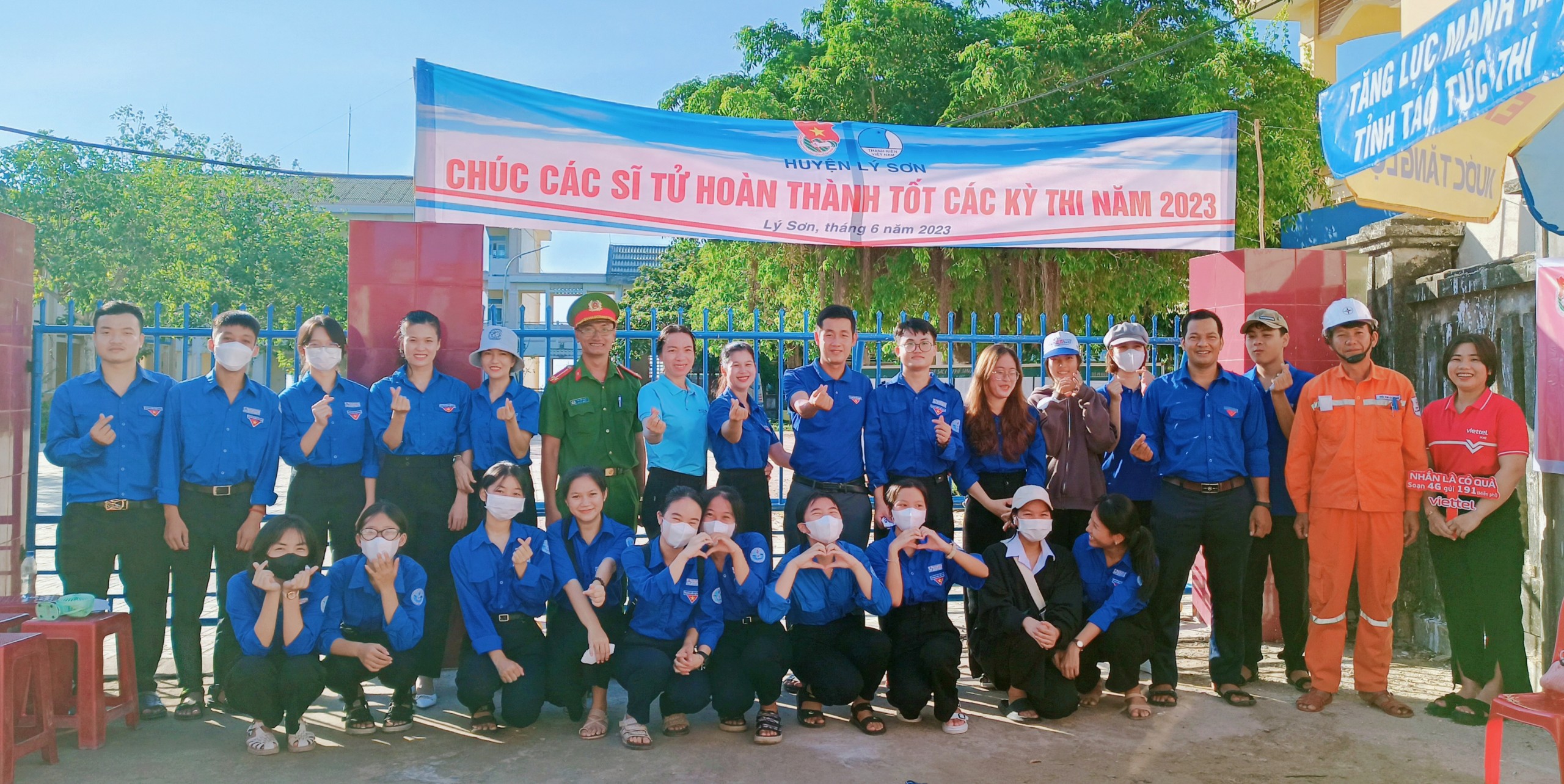 Lý Sơn: tình nguyện viên đội nắng hỗ trợ các thi sinh dự thi kỳ thi Tốt nghiệp THPT 2023
