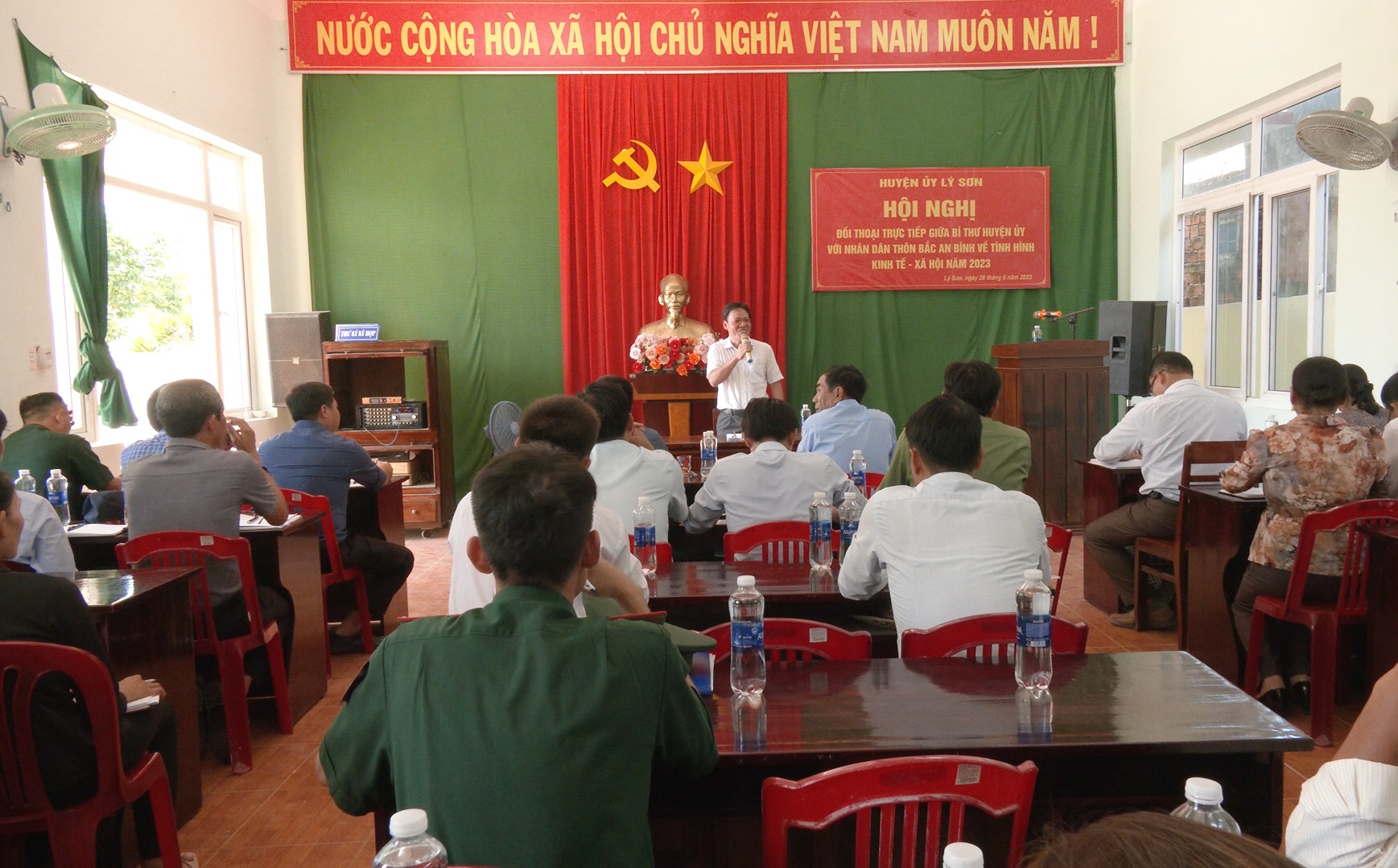 Bí thư Huyện uỷ Lý Sơn Nguyễn Minh Trí đã đối thoại trực tiếp với người dân đảo Bé (An Bình)