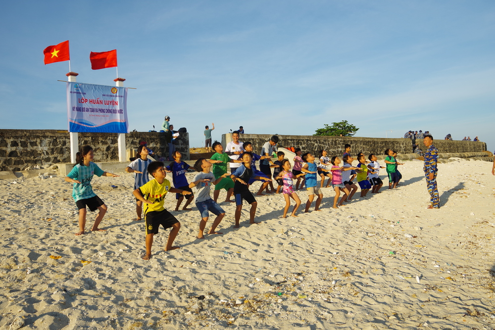Lính đặc công huấn luyện bơi cho trẻ em đảo Lý Sơn