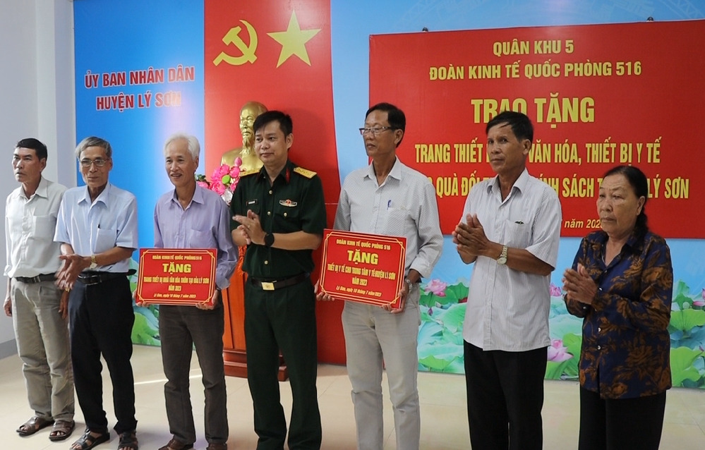 Đoàn kinh tế Quốc phòng 516 tặng quà quân và dân đảo Lý Sơn