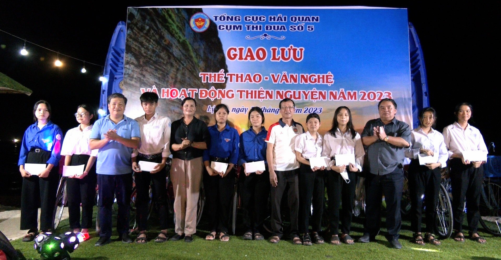Cụm thi đua số 5, Tổng cục Hải quan tặng quà, xe đạp cho học sinh vượt khó ở đảo Lý Sơn