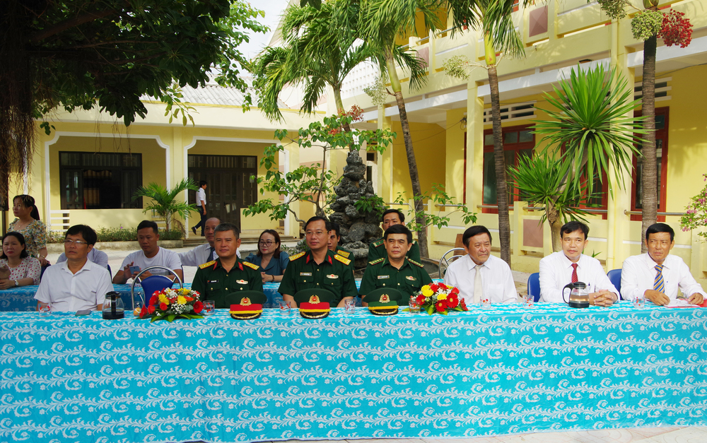 Chỉ huy trưởng, Bộ Chỉ huy Quân sự tỉnh dự Lễ khai giảng năm học mới tại đảo Lý Sơn