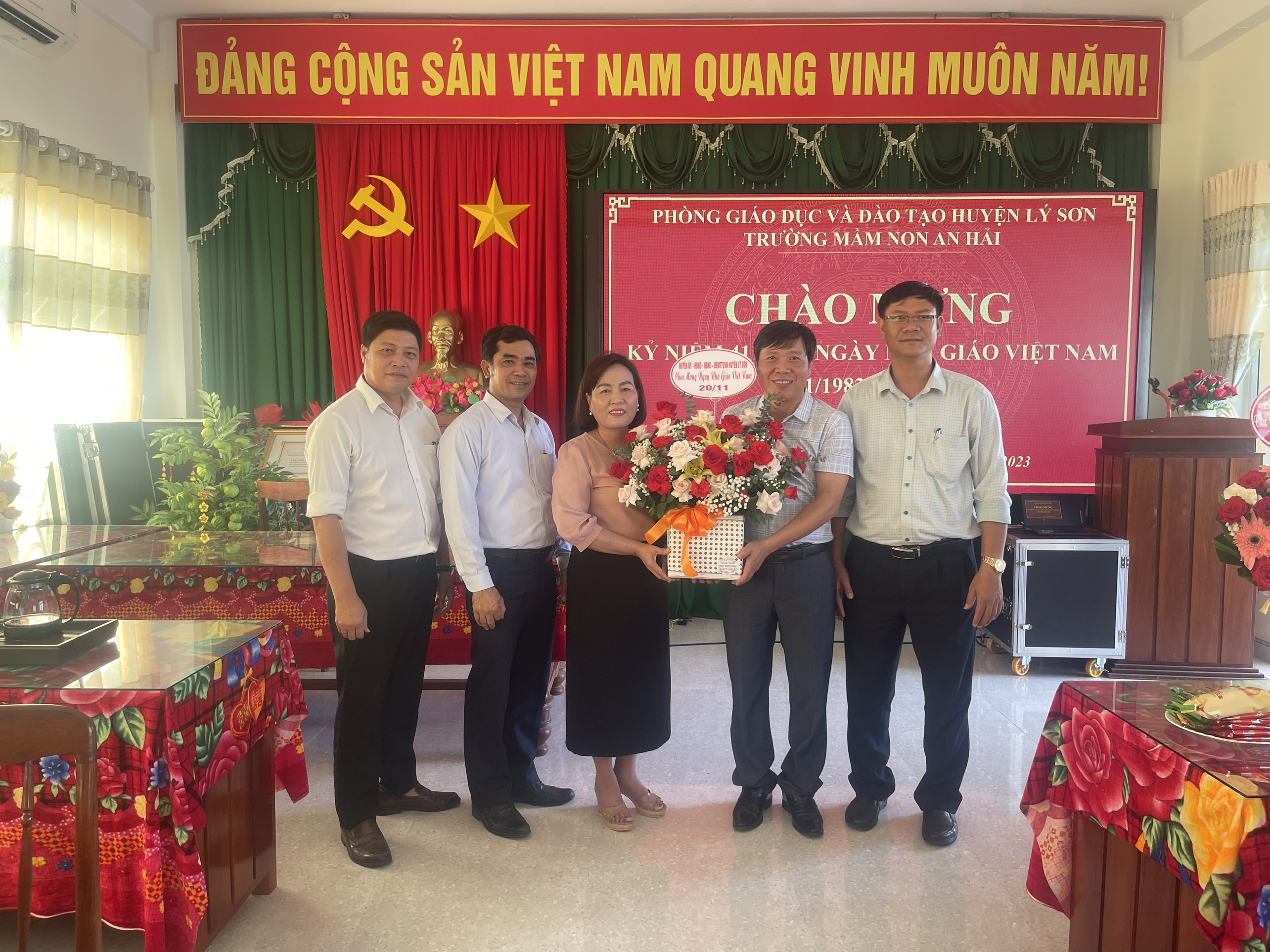 Lãnh đạo huyện Lý Sơn thăm tặng quà các cơ sở giáo dục, nhân dịp kỷ niệm 41 năm ngày Nhà giáo Việt Nam 20/11