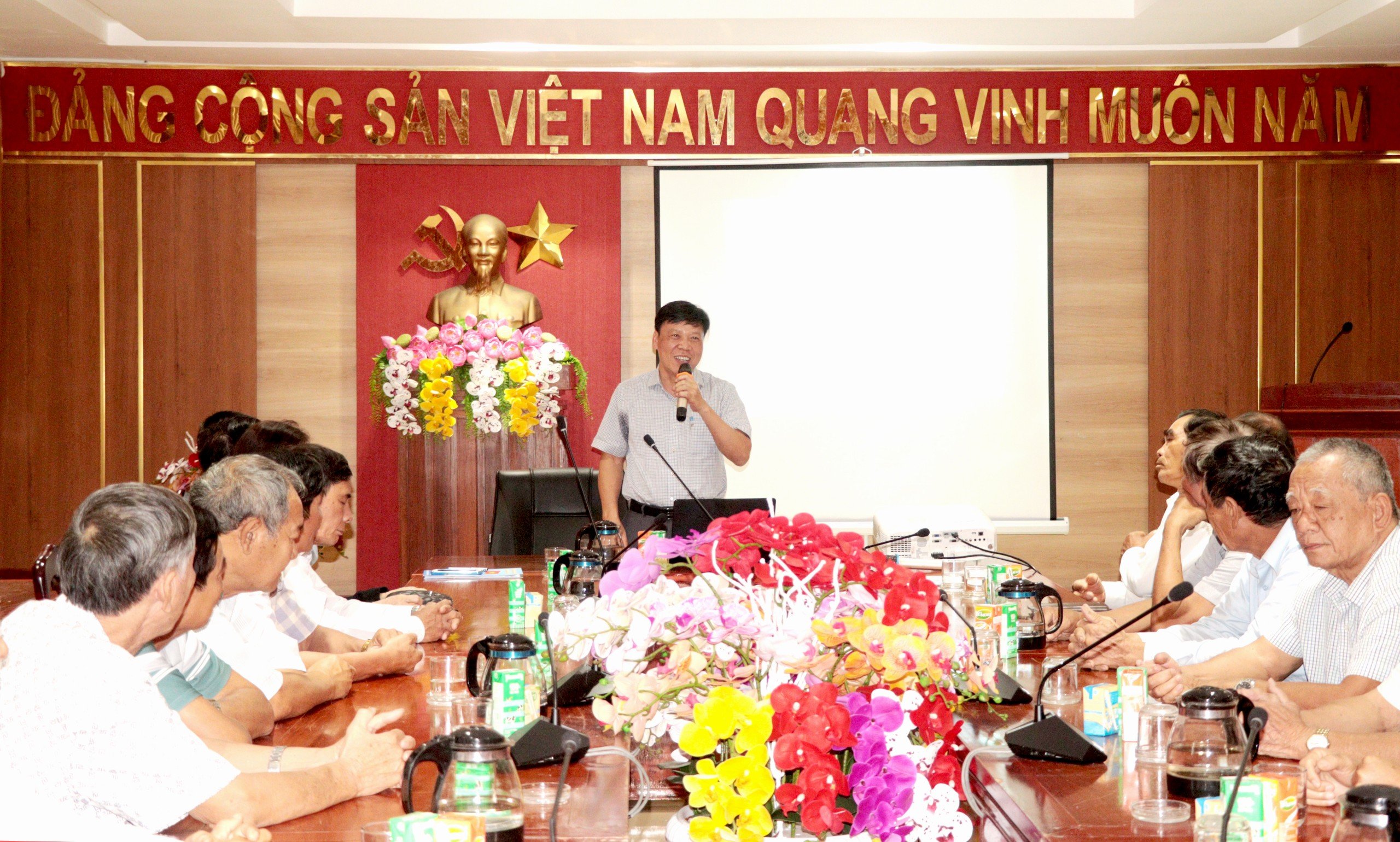 Bí thư Huyện ủy Nguyễn Minh Trí dự sinh hoạt với Câu lạc bộ Thông tin thời sự