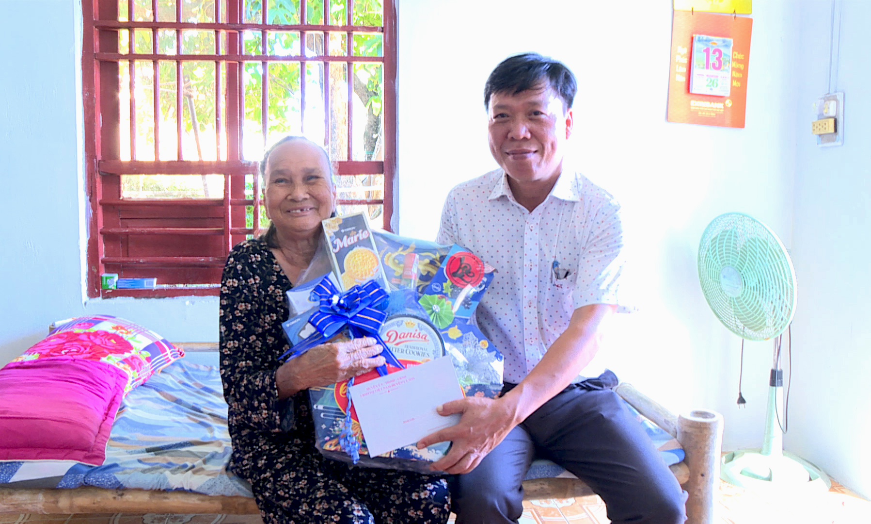 Bí thư Huyện ủy Nguyễn Minh Trí thăm, tặng quà gia đình có công nhân dịp Tết Nguyên đán