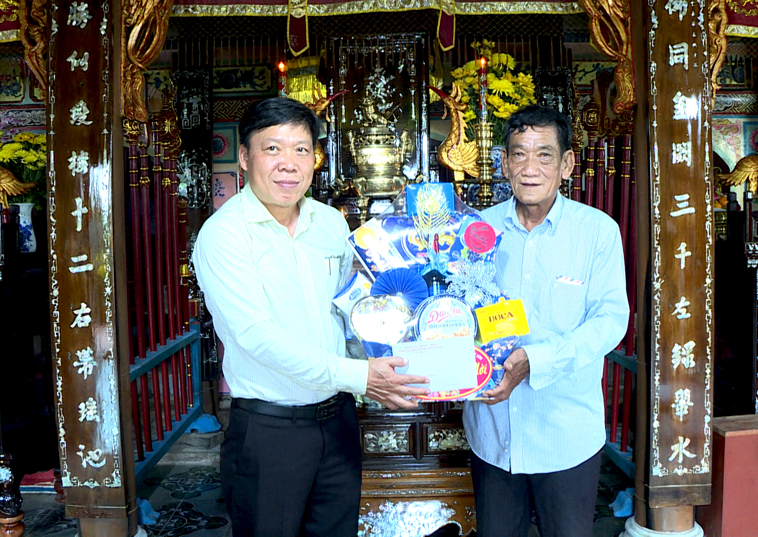 Bí thư Huyện uỷ Nguyễn Minh Trí thăm, tặng quà Tết các Di tích lịch sử - văn hoá
